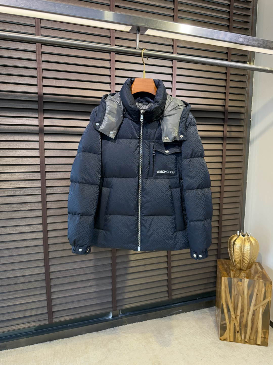 Moncl&蒙👄FW2025新款羽绒服。连帽拼接立领设计，男女同款，时尚感满满。采用定制面料，防风防雨，