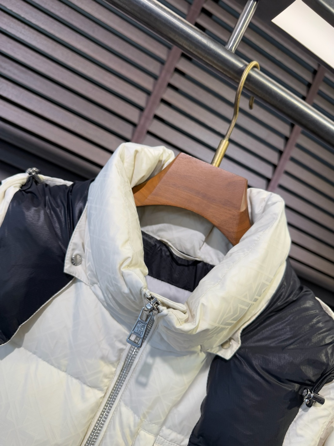 Moncl&蒙👄FW2025新款羽绒服。连帽拼接立领设计，男女同款，时尚感满满。采用定制面料，防风防雨，