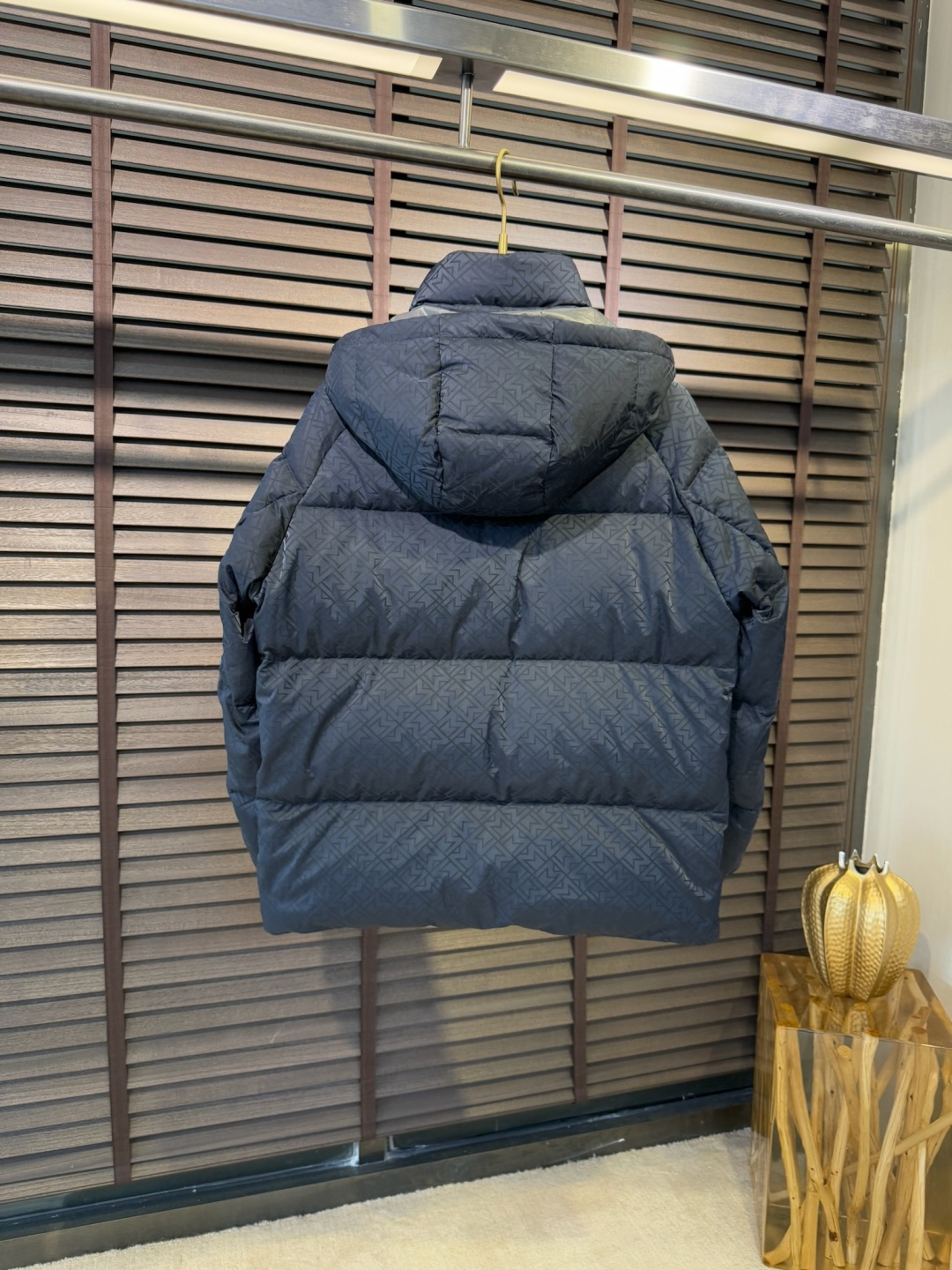 Moncl&蒙👄FW2025新款羽绒服。连帽拼接立领设计，男女同款，时尚感满满。采用定制面料，防风防雨，