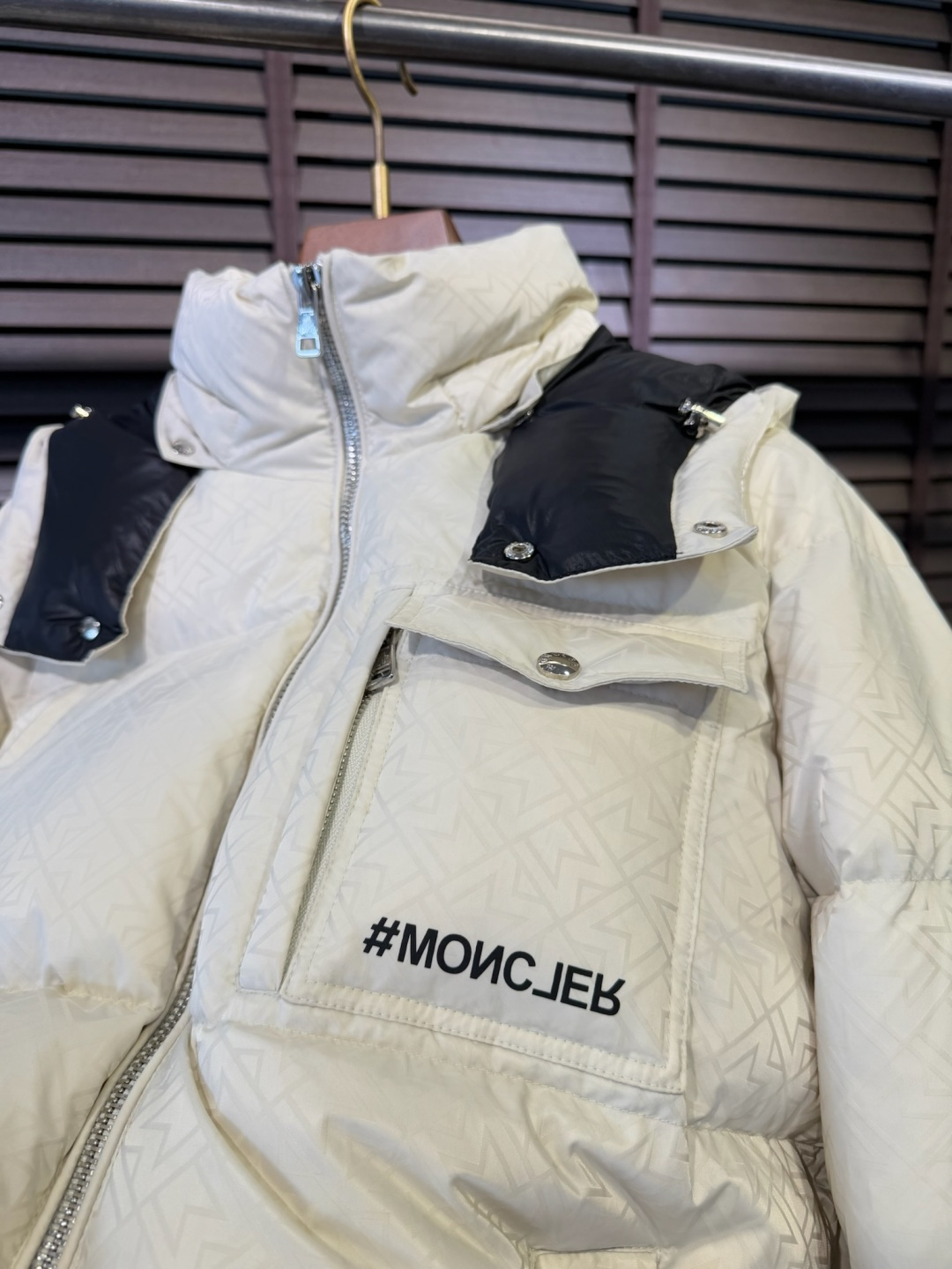 Moncl&蒙👄FW2025新款羽绒服。连帽拼接立领设计，男女同款，时尚感满满。采用定制面料，防风防雨，