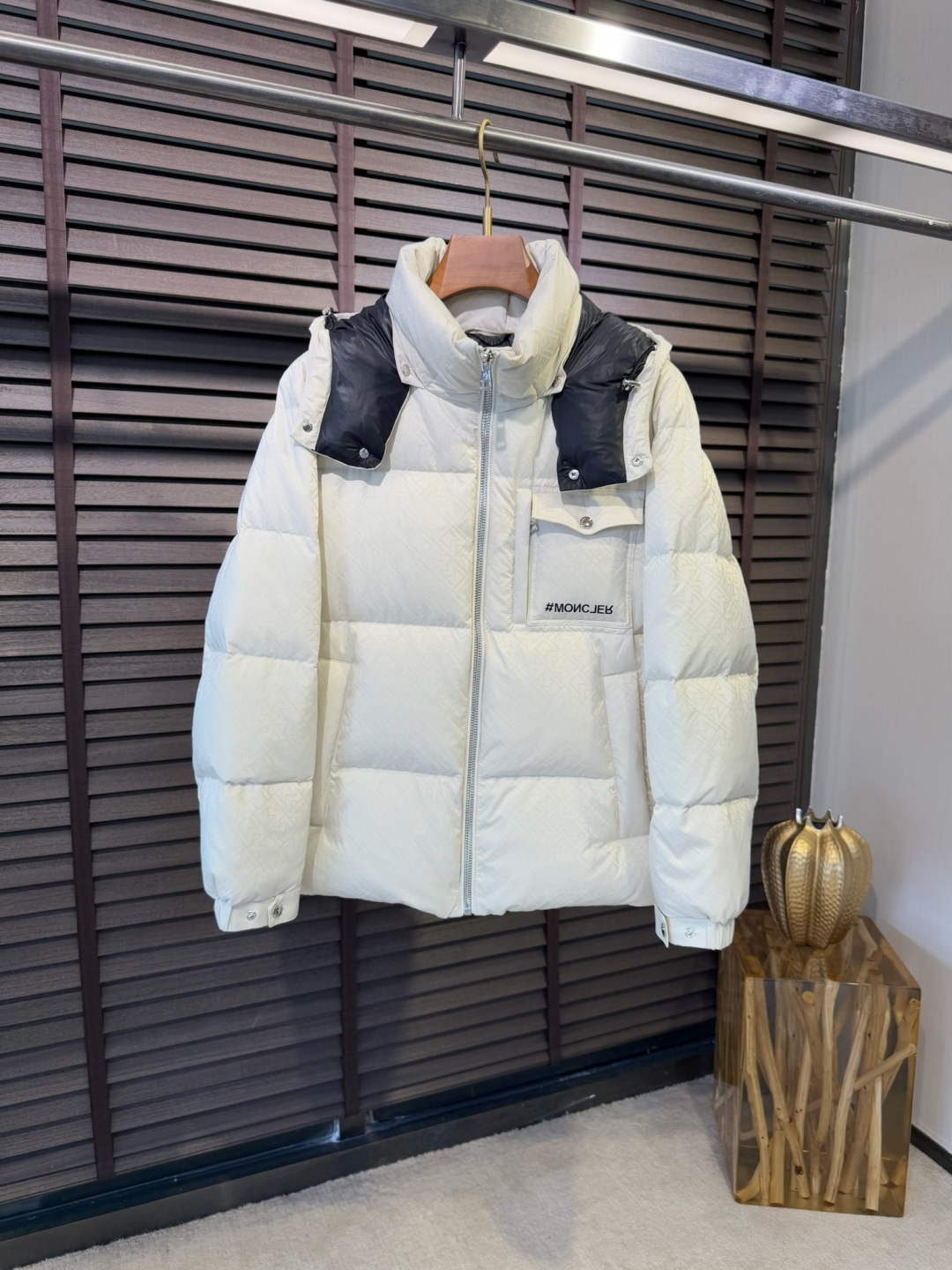 Moncl&蒙👄FW2025新款羽绒服。连帽拼接立领设计，男女同款，时尚感满满。采用定制面料，防风防雨，