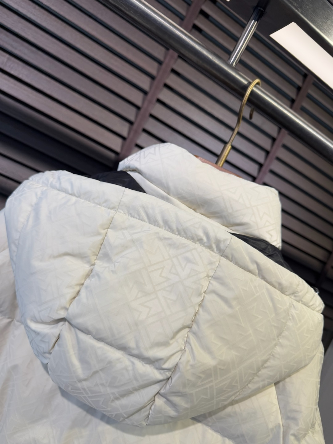 Moncl&蒙👄FW2025新款羽绒服。连帽拼接立领设计，男女同款，时尚感满满。采用定制面料，防风防雨，