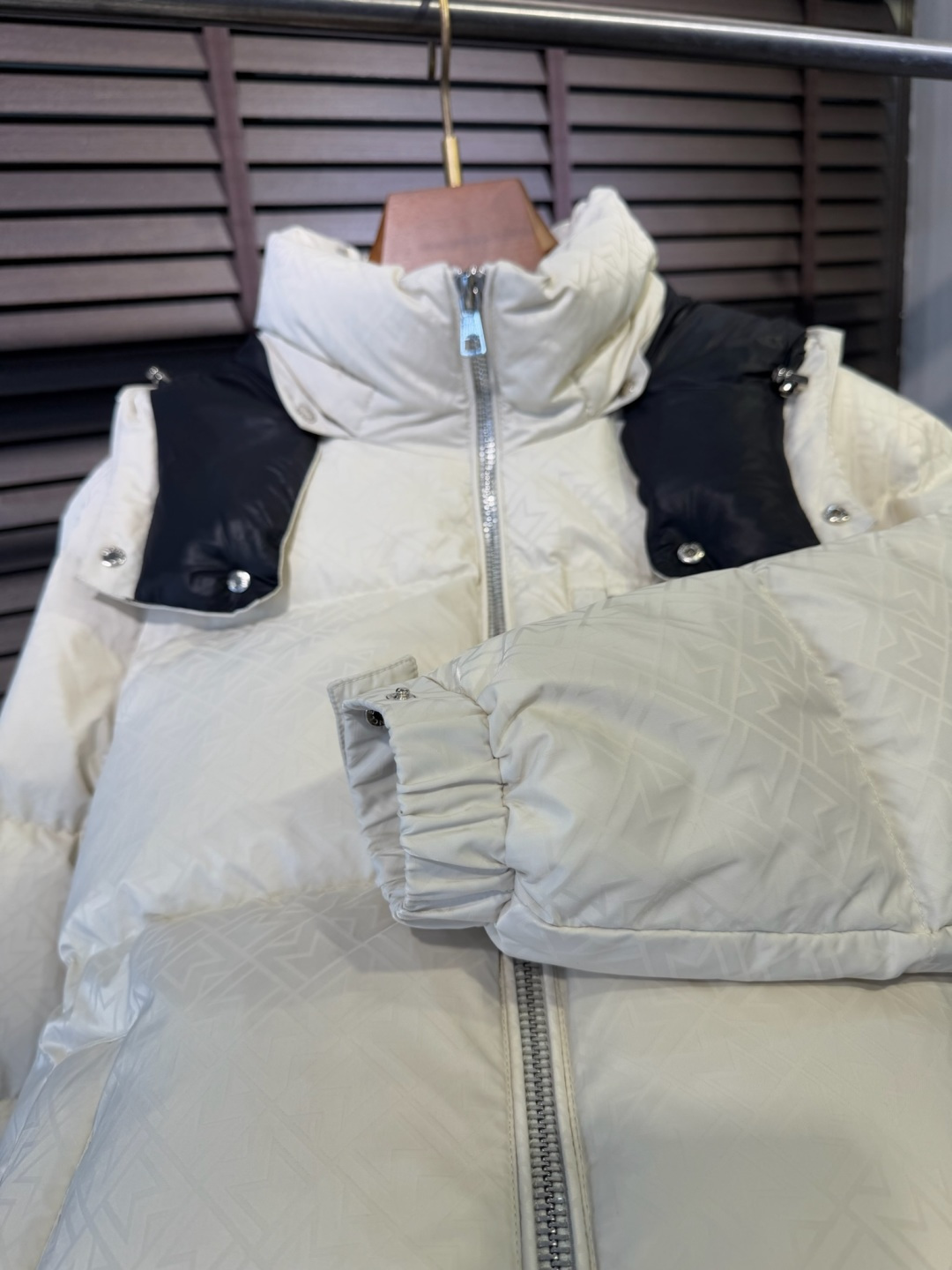 Moncl&蒙👄FW2025新款羽绒服。连帽拼接立领设计，男女同款，时尚感满满。采用定制面料，防风防雨，