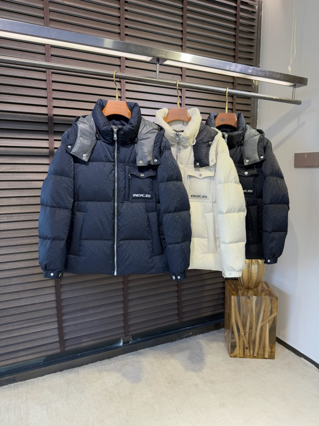 Moncl&蒙👄FW2025新款羽绒服。连帽拼接立领设计，男女同款，时尚感满满。采用定制面料，防风防雨，