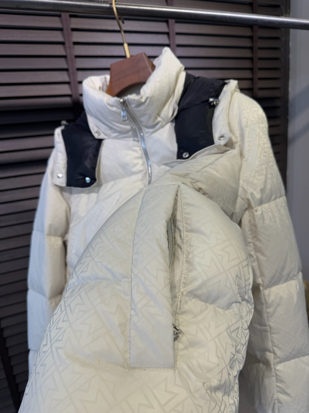 Moncl&蒙👄FW2025新款羽绒服。连帽拼接立领设计，男女同款，时尚感满满。采用定制面料，防风防雨，