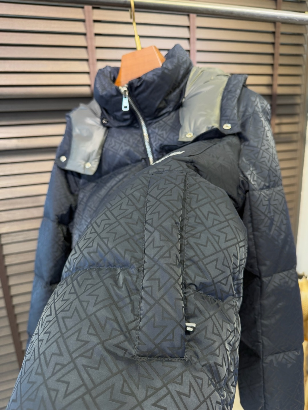 Moncl&蒙👄FW2025新款羽绒服。连帽拼接立领设计，男女同款，时尚感满满。采用定制面料，防风防雨，