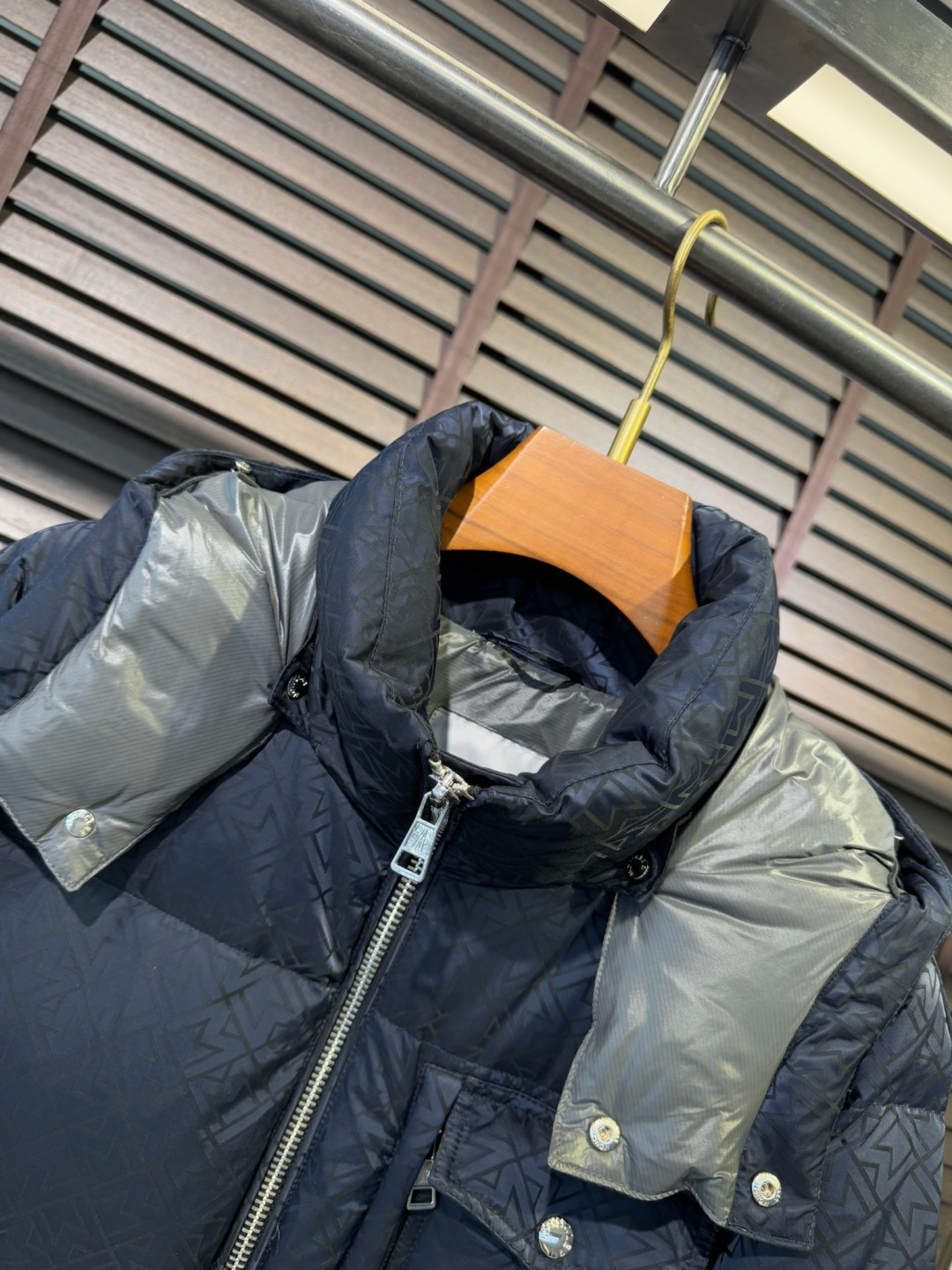 Moncl&蒙👄FW2025新款羽绒服。连帽拼接立领设计，男女同款，时尚感满满。采用定制面料，防风防雨，