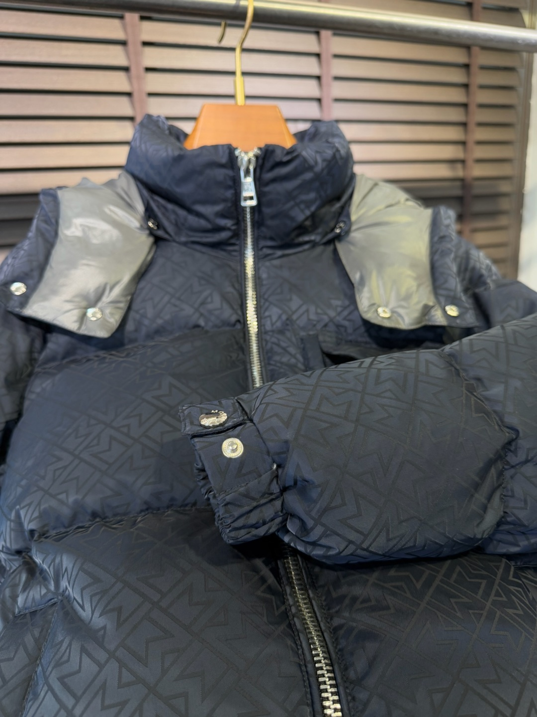 Moncl&蒙👄FW2025新款羽绒服。连帽拼接立领设计，男女同款，时尚感满满。采用定制面料，防风防雨，