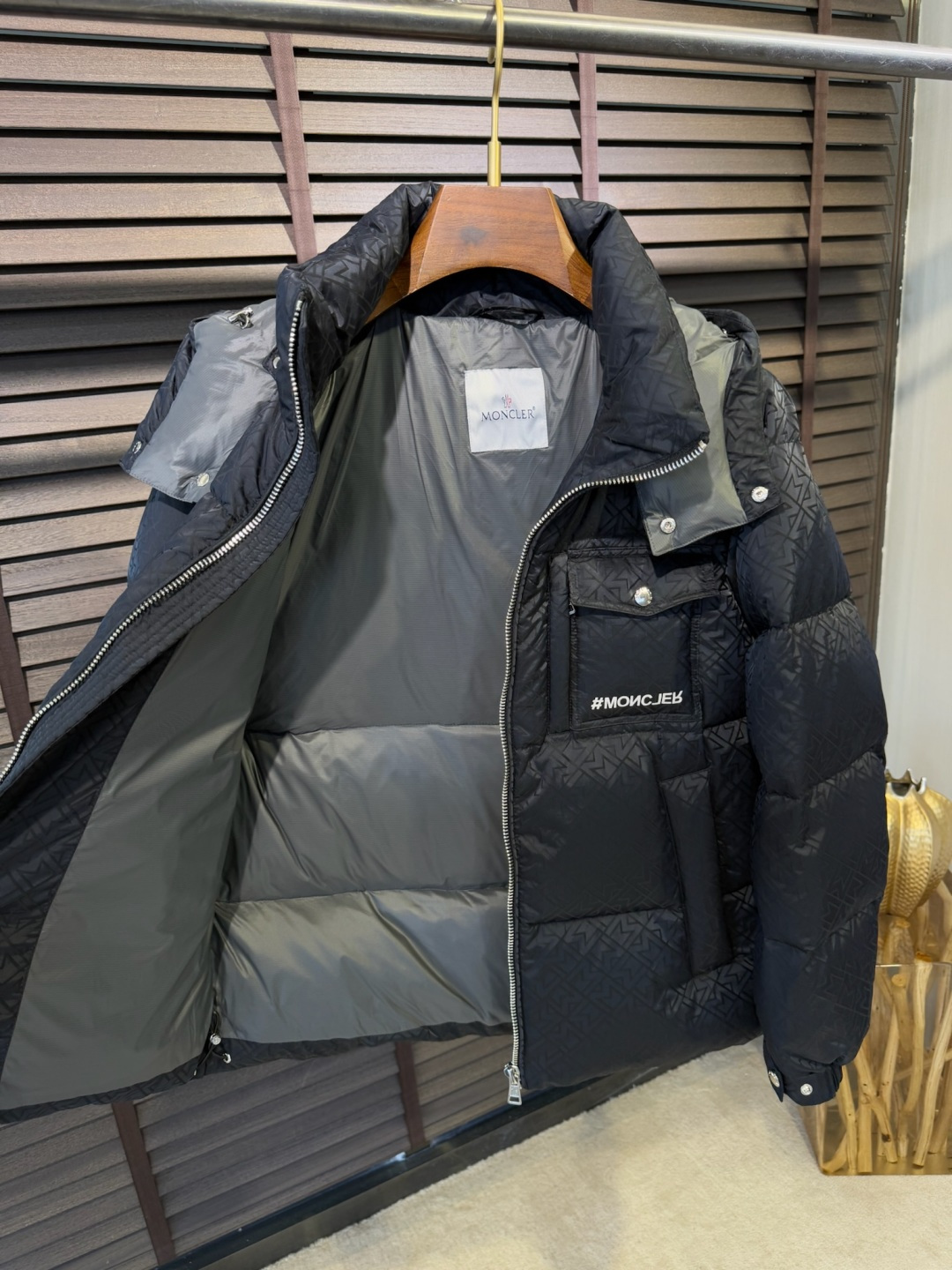 Moncl&蒙👄FW2025新款羽绒服。连帽拼接立领设计，男女同款，时尚感满满。采用定制面料，防风防雨，