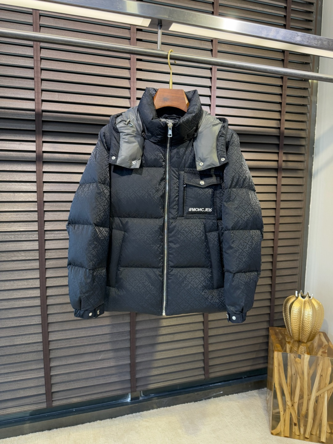 Moncl&蒙👄FW2025新款羽绒服。连帽拼接立领设计，男女同款，时尚感满满。采用定制面料，防风防雨，