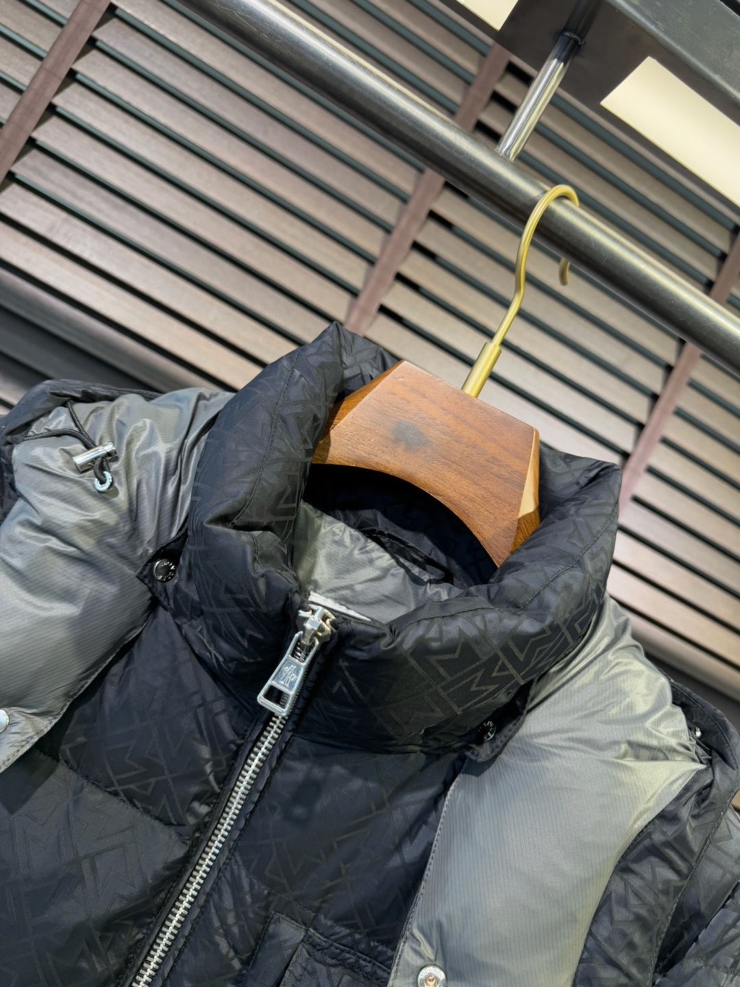 Moncl&蒙👄FW2025新款羽绒服。连帽拼接立领设计，男女同款，时尚感满满。采用定制面料，防风防雨，