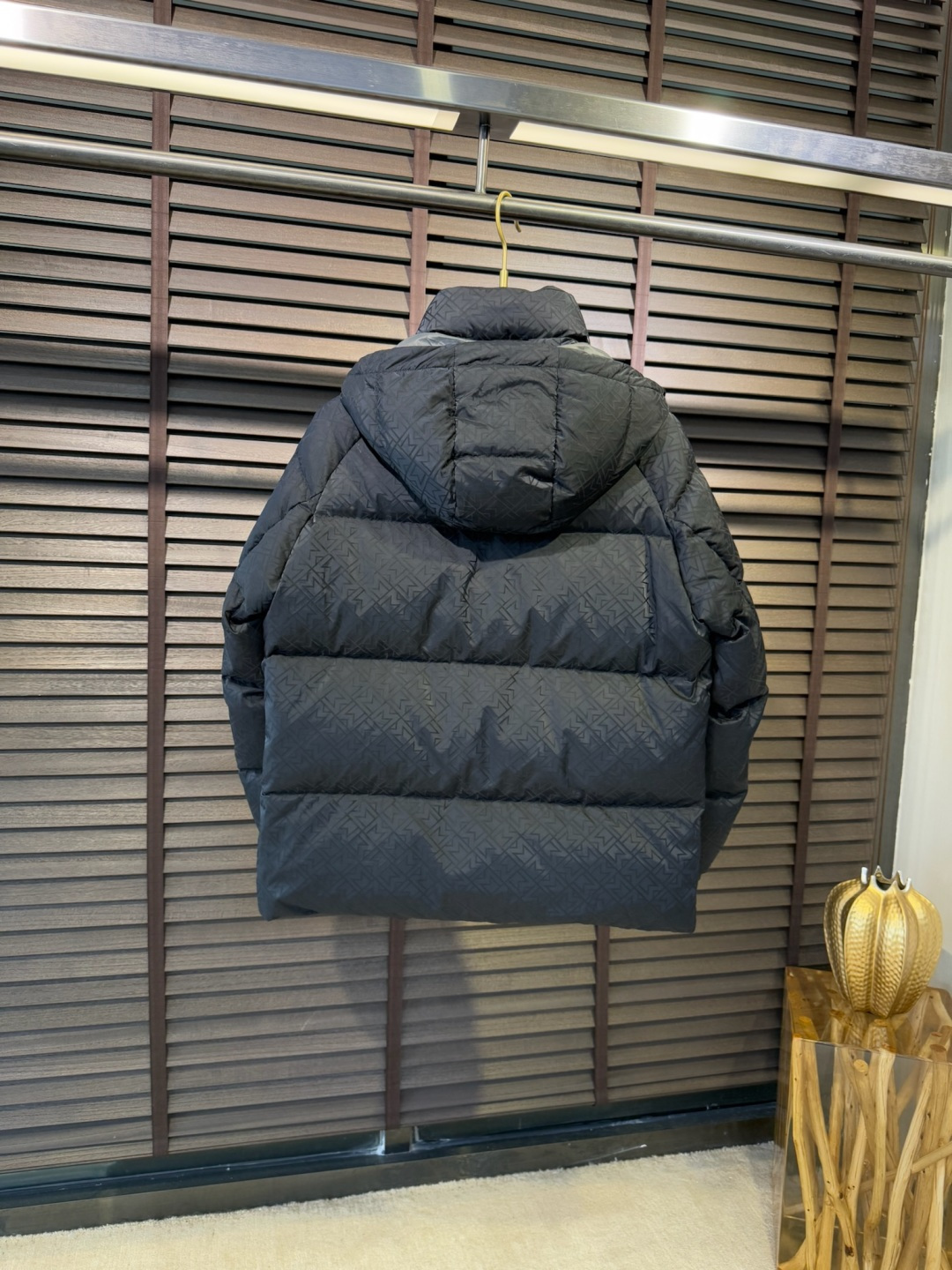 Moncl&蒙👄FW2025新款羽绒服。连帽拼接立领设计，男女同款，时尚感满满。采用定制面料，防风防雨，