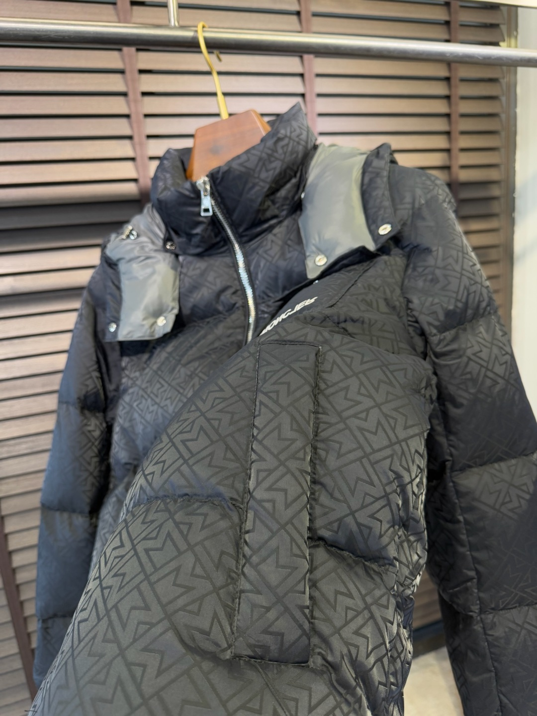 Moncl&蒙👄FW2025新款羽绒服。连帽拼接立领设计，男女同款，时尚感满满。采用定制面料，防风防雨，