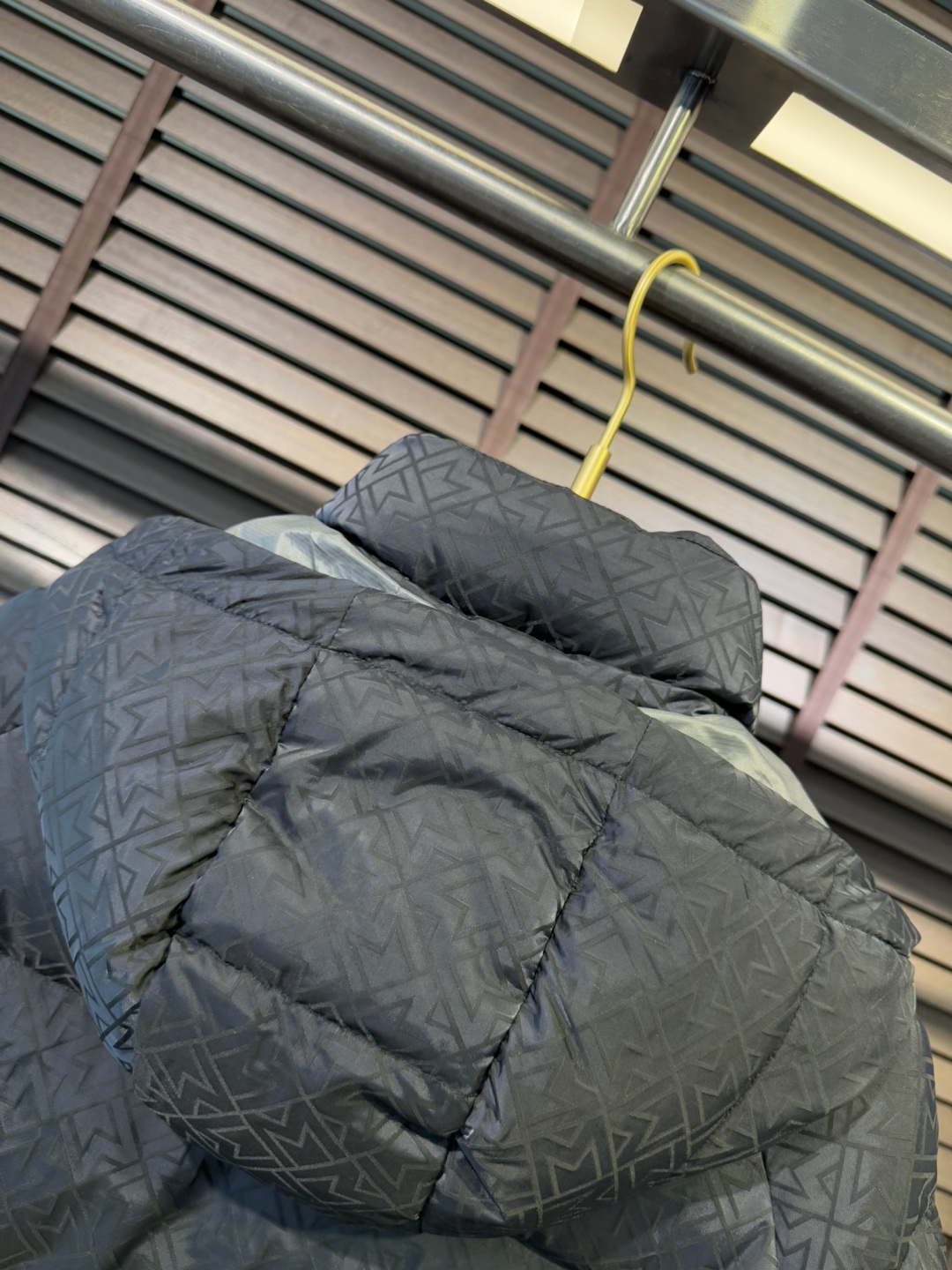 Moncl&蒙👄FW2025新款羽绒服。连帽拼接立领设计，男女同款，时尚感满满。采用定制面料，防风防雨，