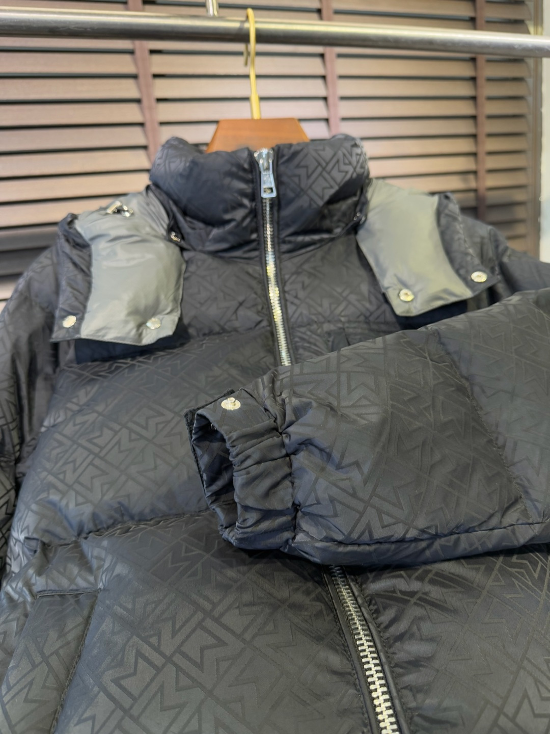 Moncl&蒙👄FW2025新款羽绒服。连帽拼接立领设计，男女同款，时尚感满满。采用定制面料，防风防雨，