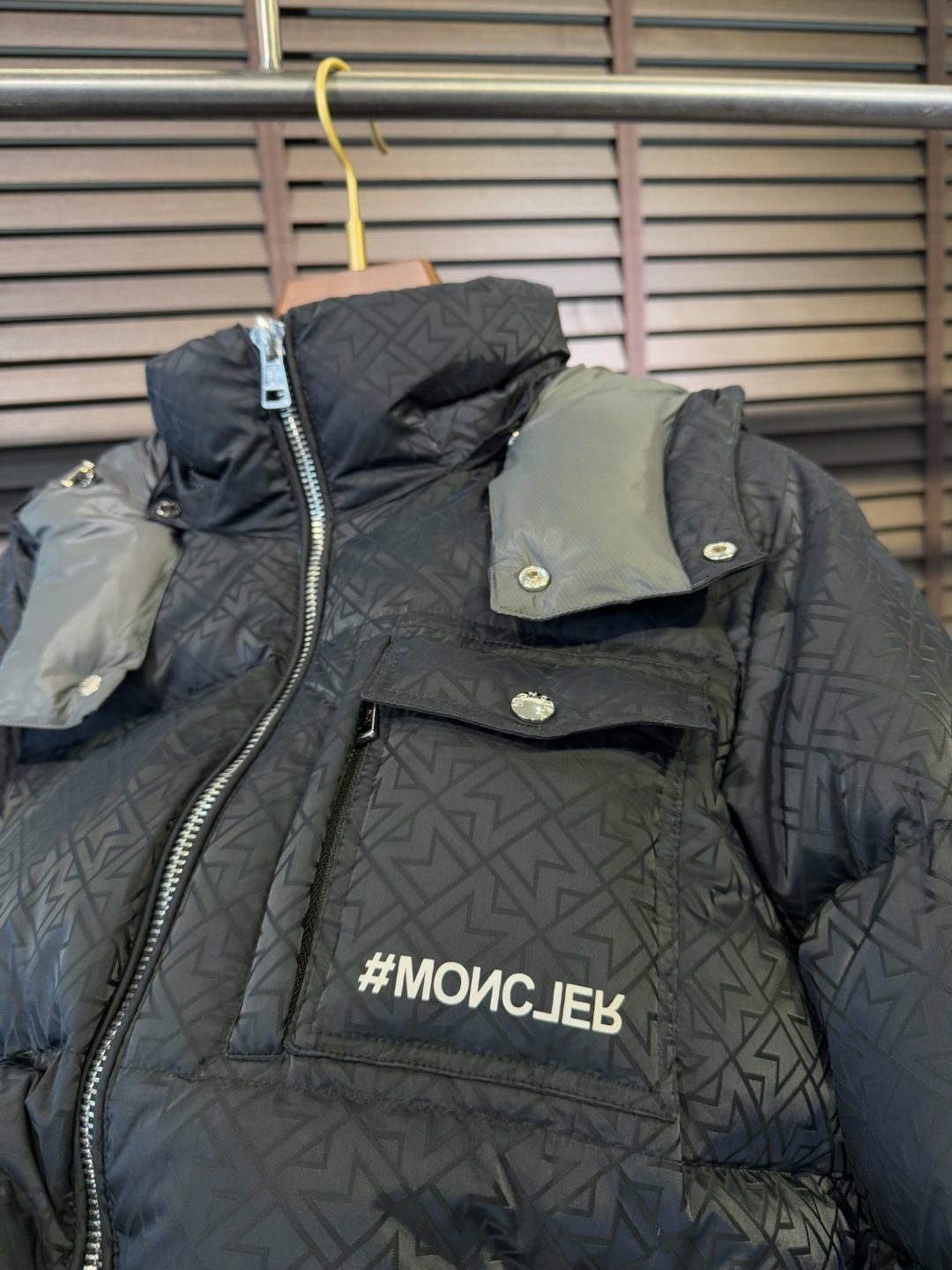 Moncl&蒙👄FW2025新款羽绒服。连帽拼接立领设计，男女同款，时尚感满满。采用定制面料，防风防雨，