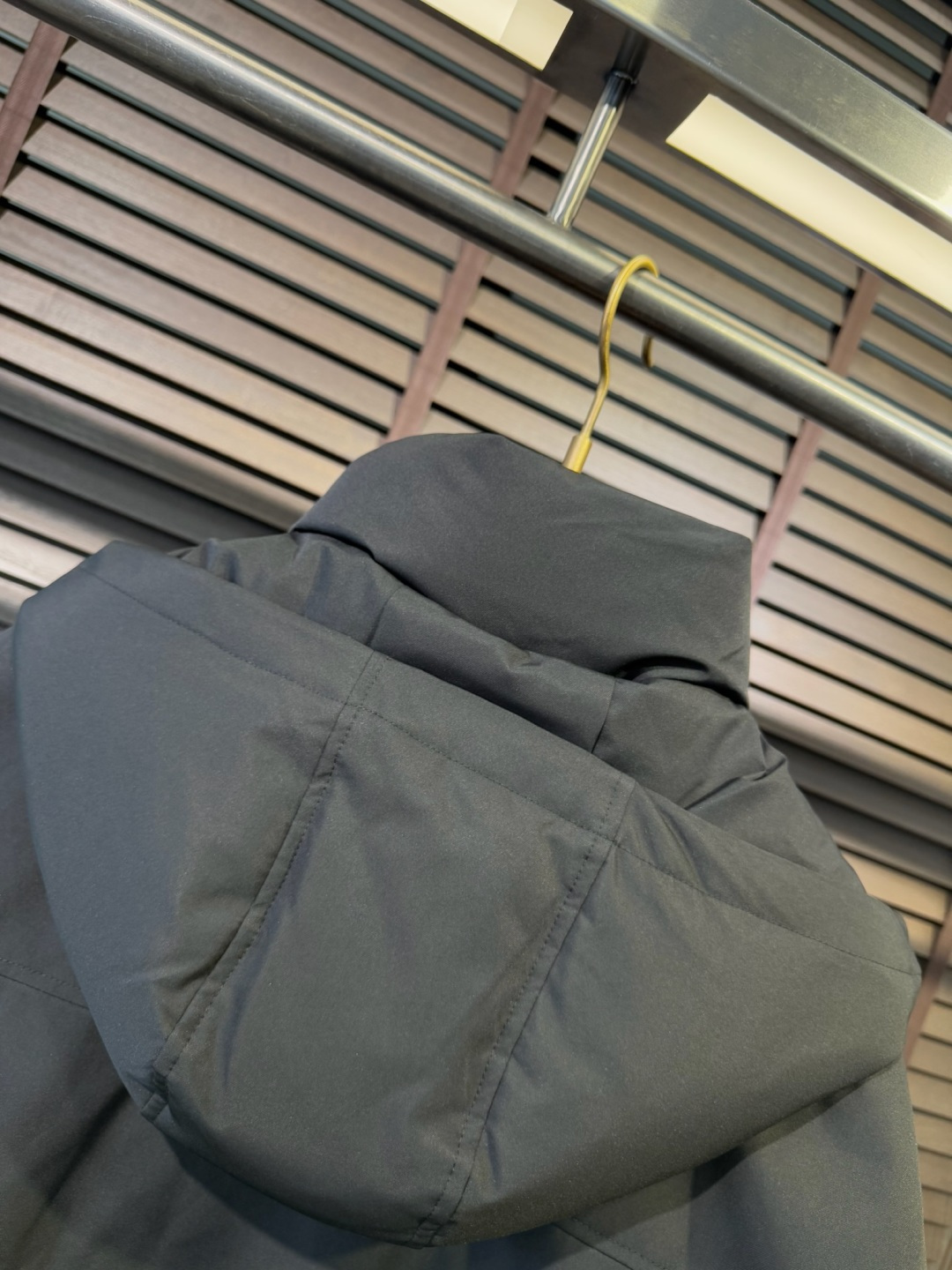 Pra&普拉哒FW2025新款连帽立领羽绒夹克外套。经典款，一件难求。采用原版定制面料，整身充90绒，拼