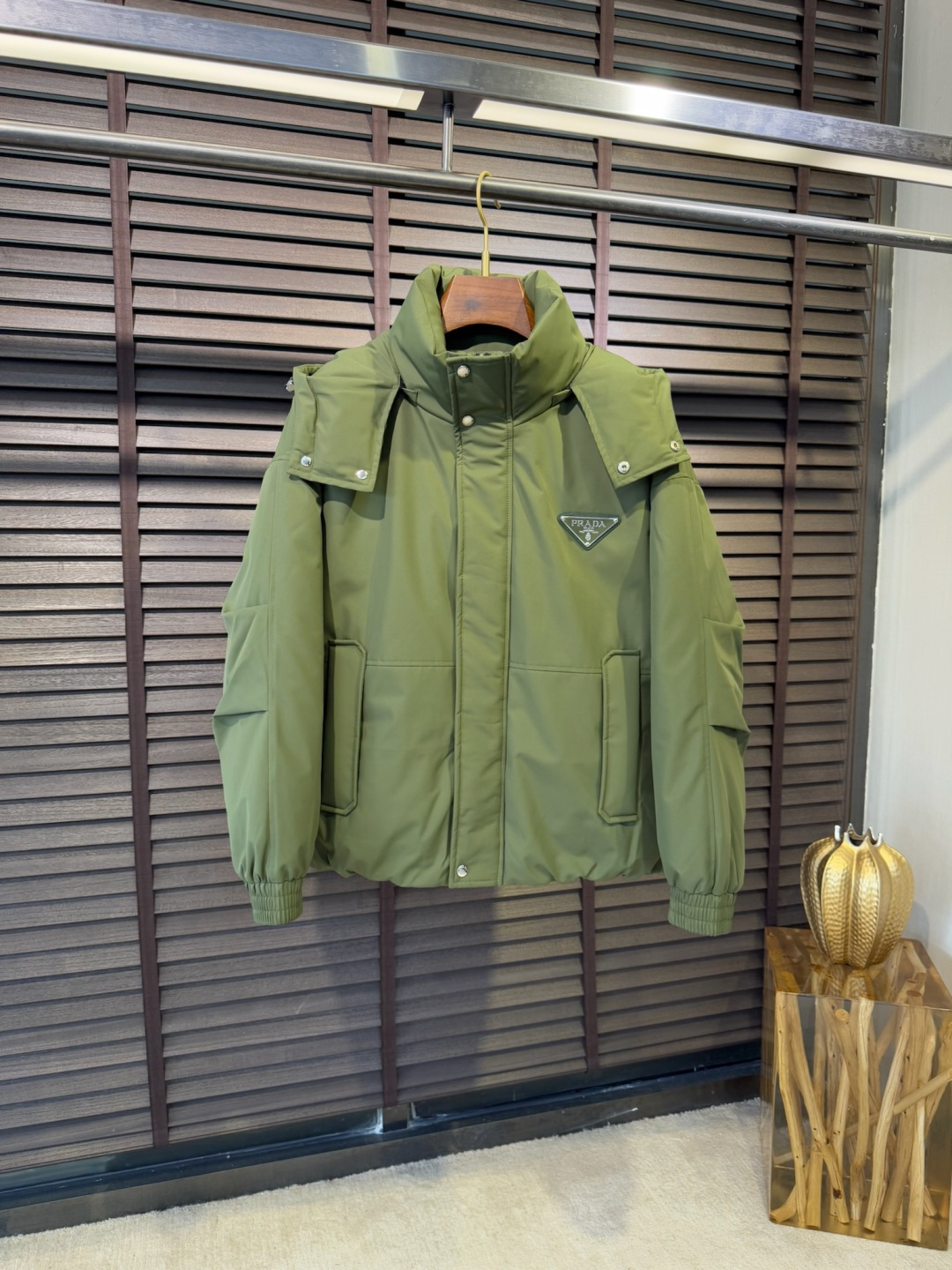 Pra&普拉哒FW2025新款连帽立领羽绒夹克外套。经典款，一件难求。采用原版定制面料，整身充90绒，拼