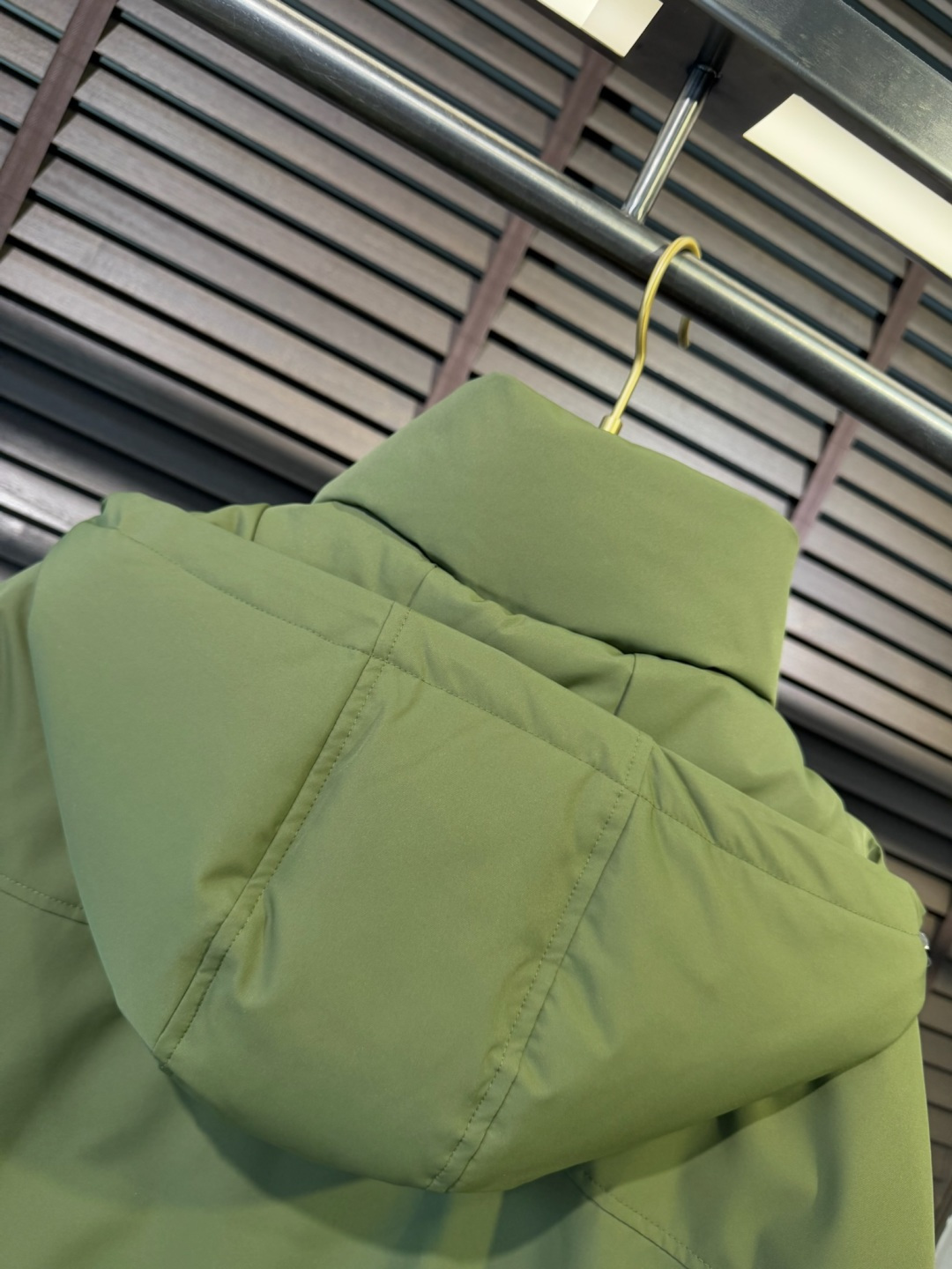 Pra&普拉哒FW2025新款连帽立领羽绒夹克外套。经典款，一件难求。采用原版定制面料，整身充90绒，拼