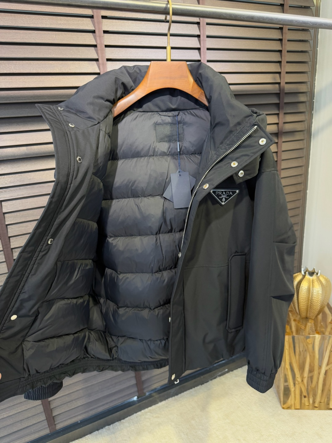 Pra&普拉哒FW2025新款连帽立领羽绒夹克外套。经典款，一件难求。采用原版定制面料，整身充90绒，拼