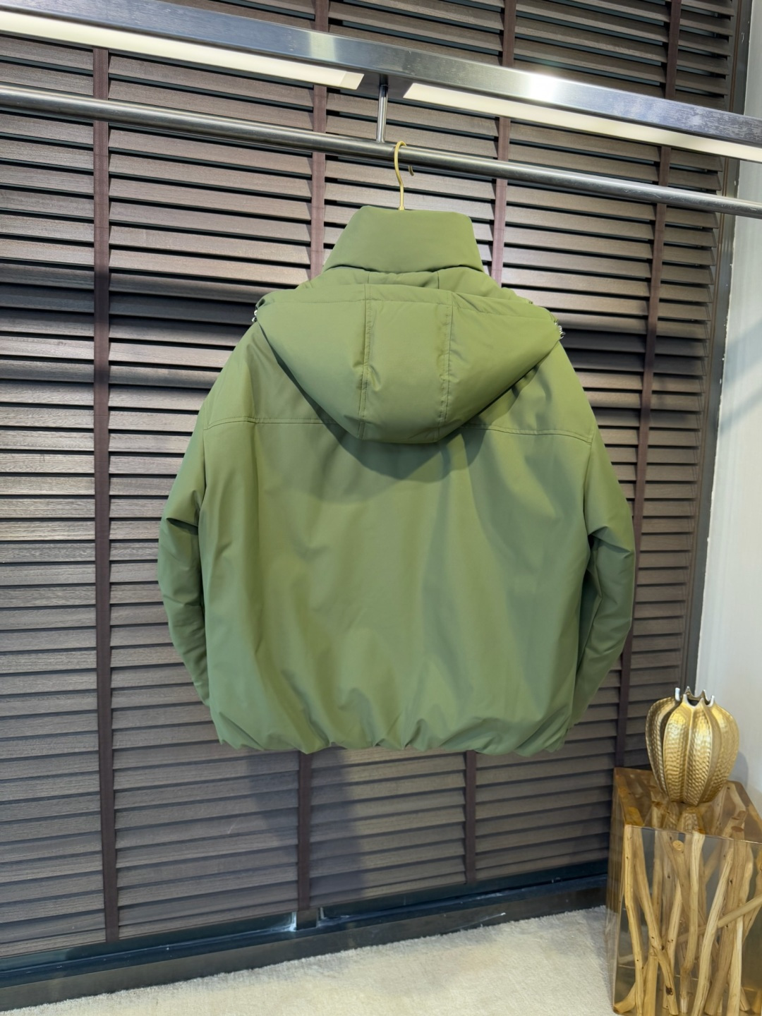 Pra&普拉哒FW2025新款连帽立领羽绒夹克外套。经典款，一件难求。采用原版定制面料，整身充90绒，拼