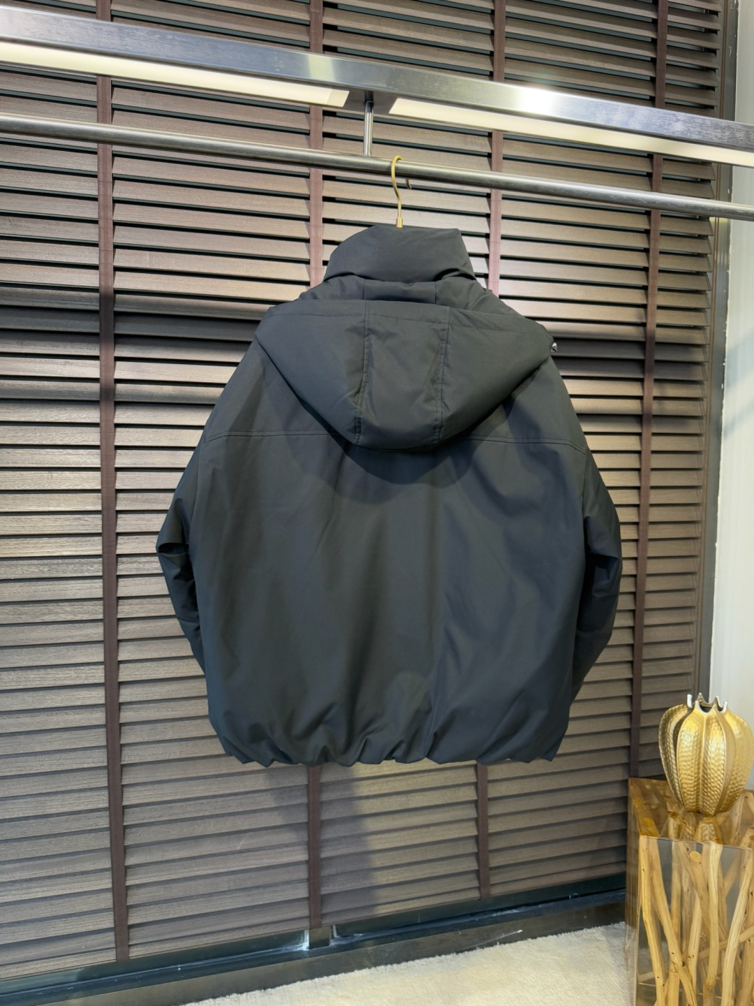 Pra&普拉哒FW2025新款连帽立领羽绒夹克外套。经典款，一件难求。采用原版定制面料，整身充90绒，拼