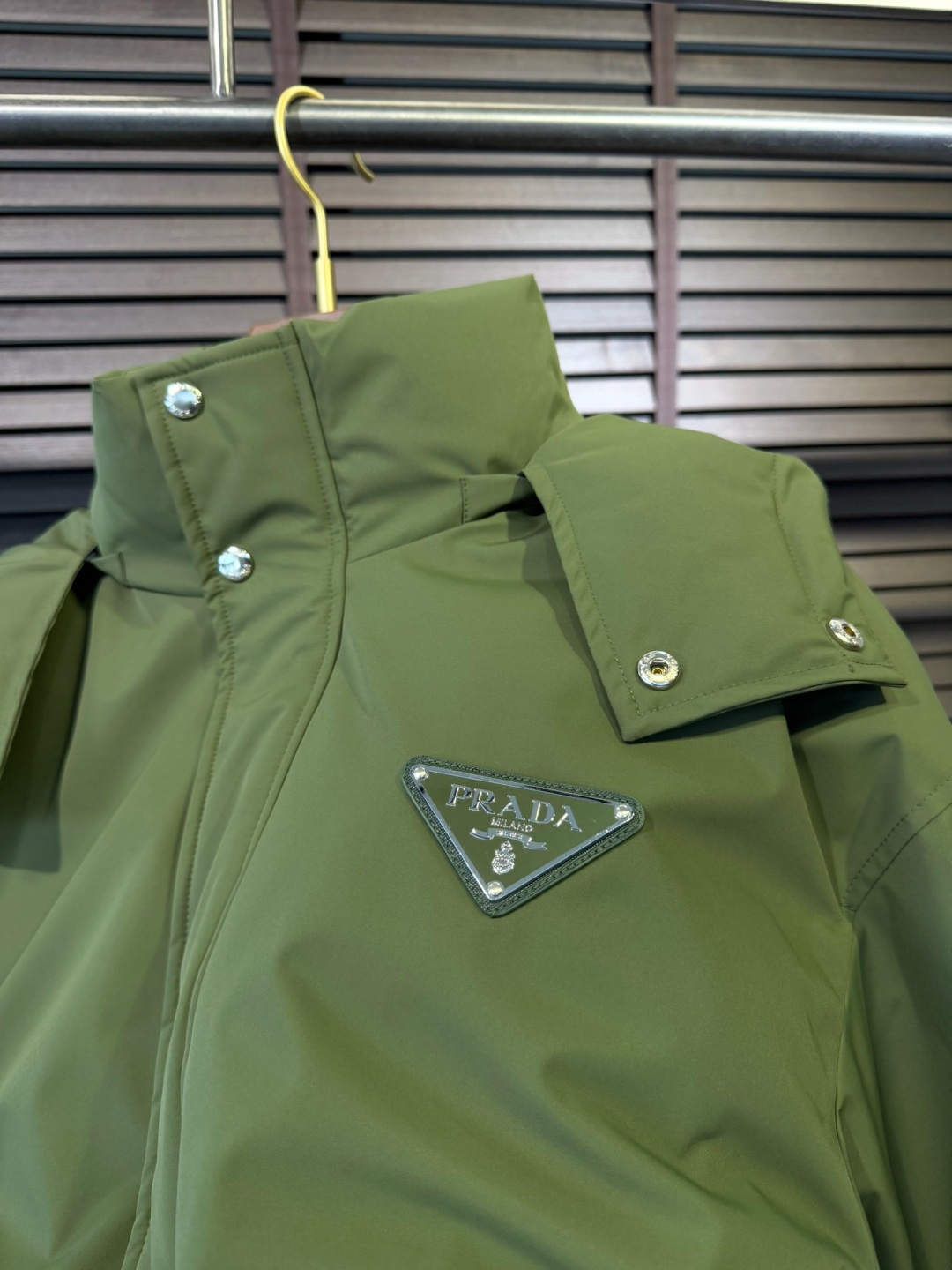 Pra&普拉哒FW2025新款连帽立领羽绒夹克外套。经典款，一件难求。采用原版定制面料，整身充90绒，拼