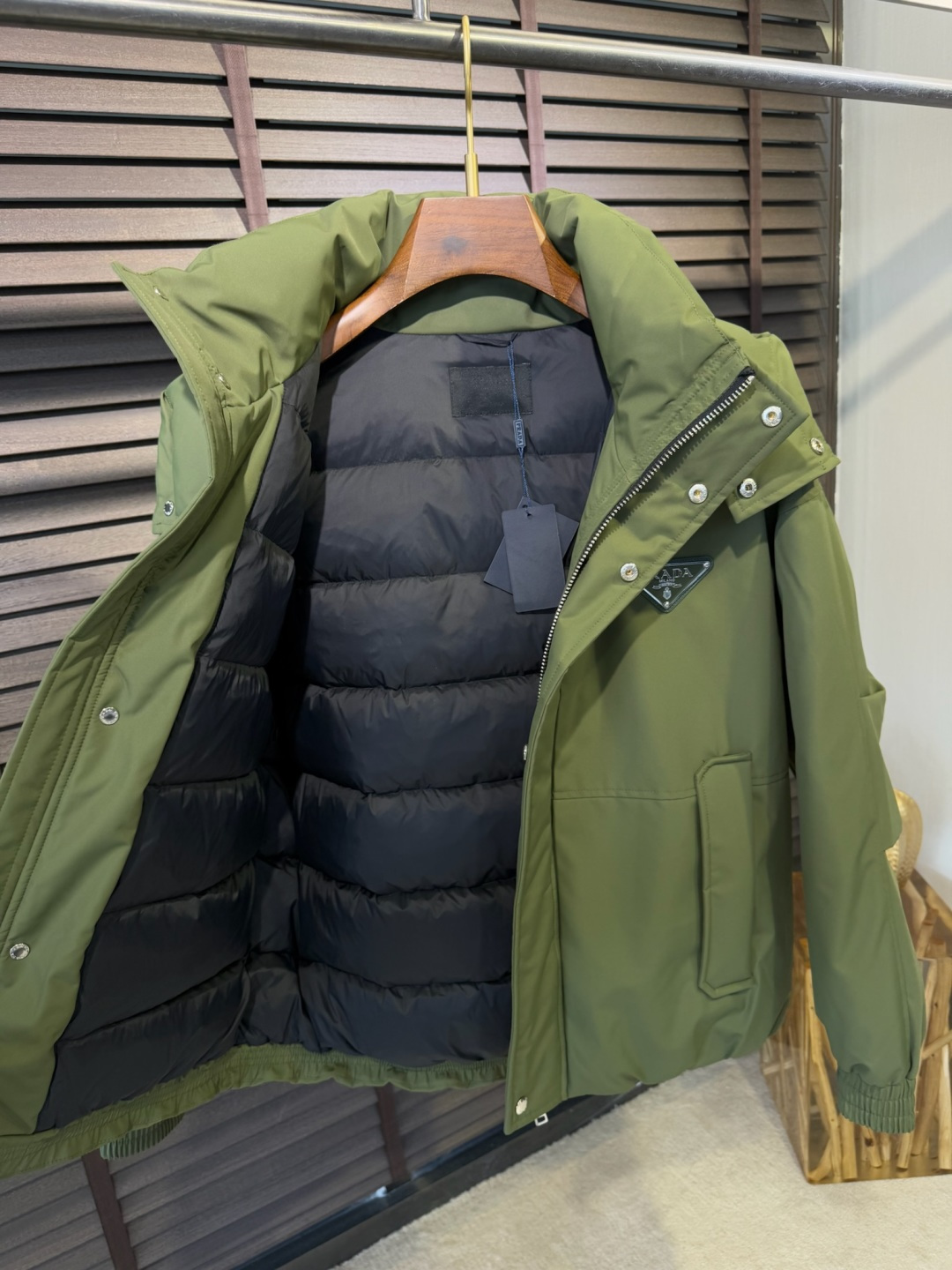 Pra&普拉哒FW2025新款连帽立领羽绒夹克外套。经典款，一件难求。采用原版定制面料，整身充90绒，拼