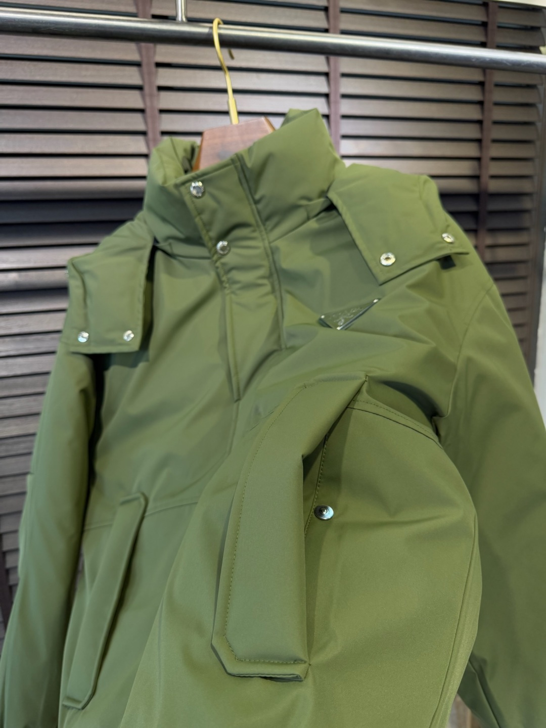 Pra&普拉哒FW2025新款连帽立领羽绒夹克外套。经典款，一件难求。采用原版定制面料，整身充90绒，拼