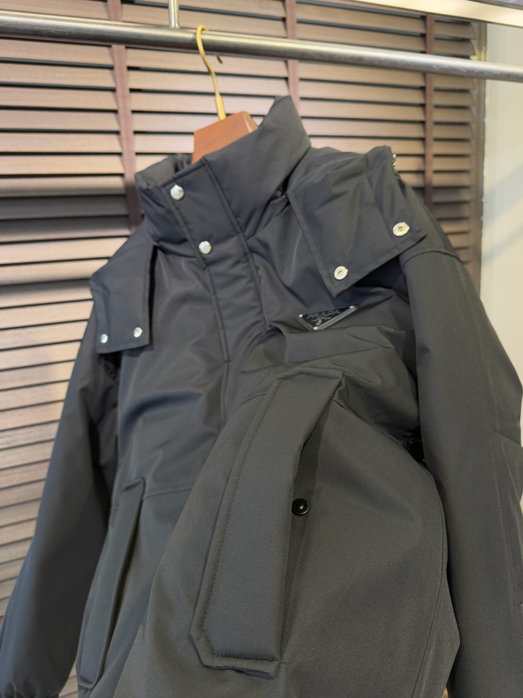 Pra&普拉哒FW2025新款连帽立领羽绒夹克外套。经典款，一件难求。采用原版定制面料，整身充90绒，拼