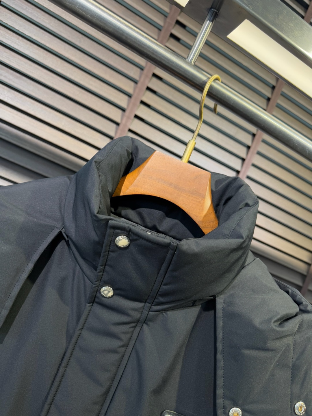 Pra&普拉哒FW2025新款连帽立领羽绒夹克外套。经典款，一件难求。采用原版定制面料，整身充90绒，拼