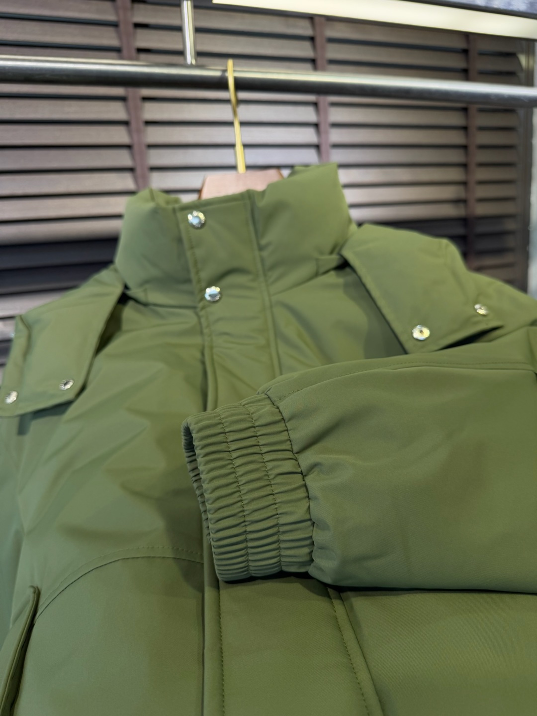 Pra&普拉哒FW2025新款连帽立领羽绒夹克外套。经典款，一件难求。采用原版定制面料，整身充90绒，拼