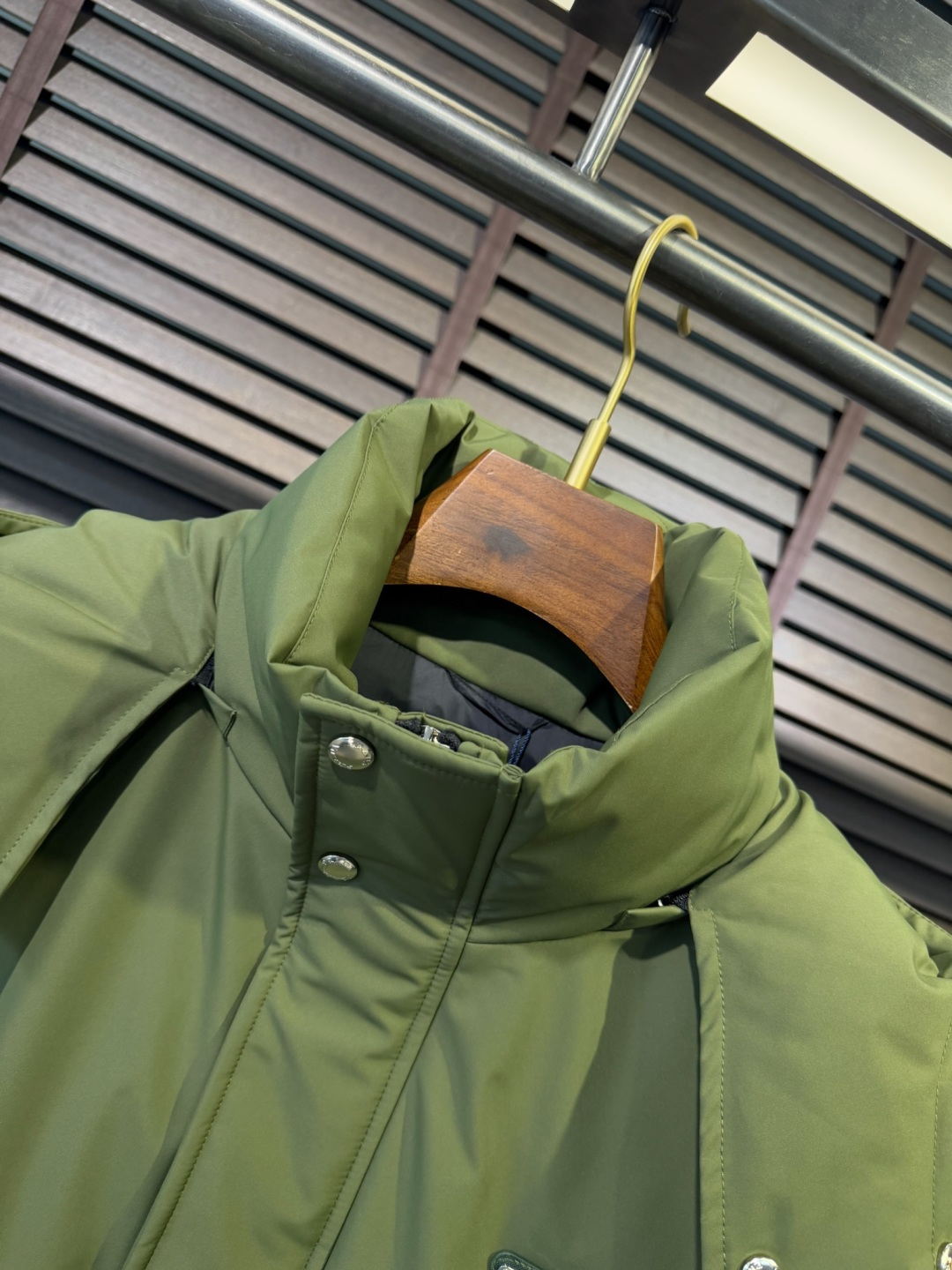 Pra&普拉哒FW2025新款连帽立领羽绒夹克外套。经典款，一件难求。采用原版定制面料，整身充90绒，拼