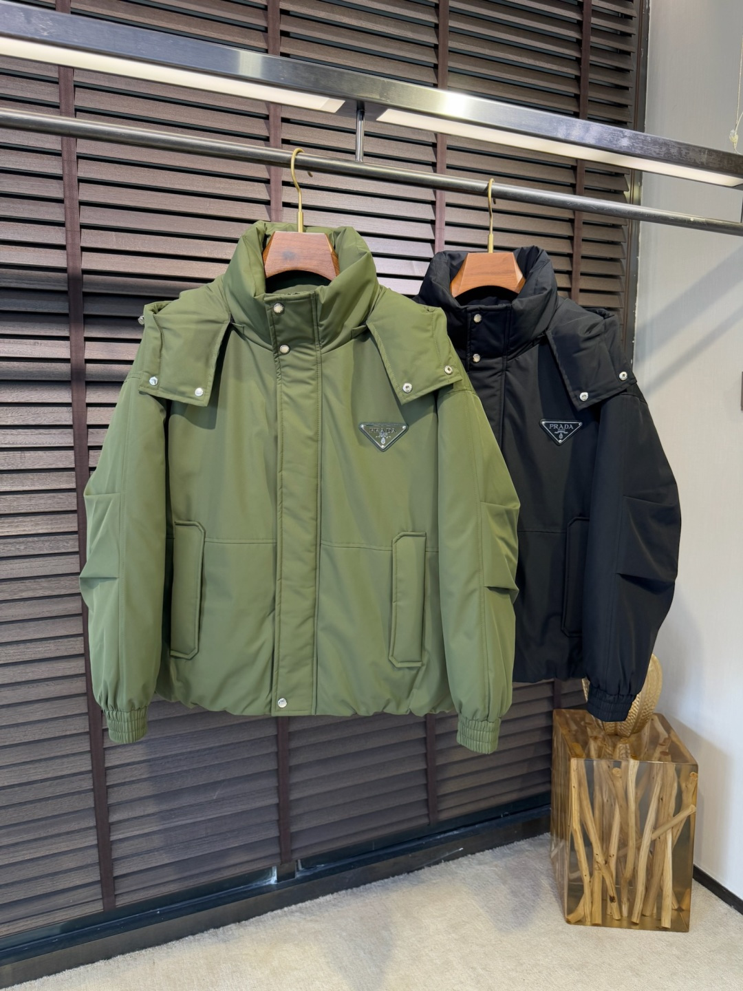 Pra&普拉哒FW2025新款连帽立领羽绒夹克外套。经典款，一件难求。采用原版定制面料，整身充90绒，拼