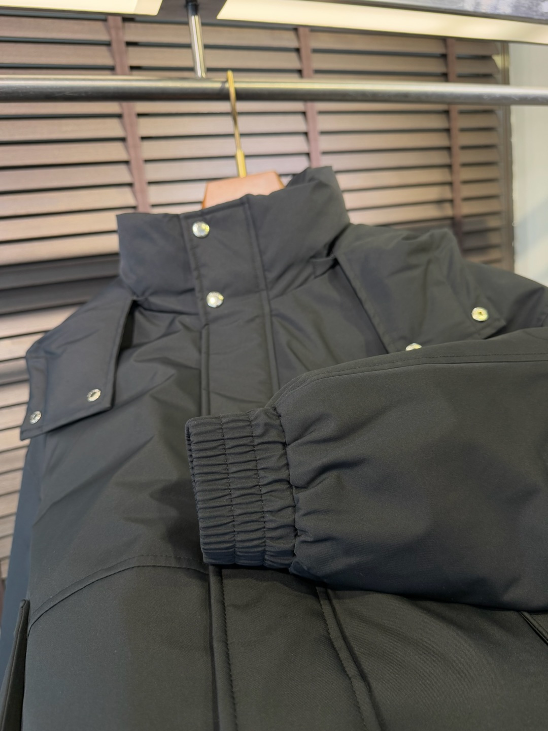 Pra&普拉哒FW2025新款连帽立领羽绒夹克外套。经典款，一件难求。采用原版定制面料，整身充90绒，拼