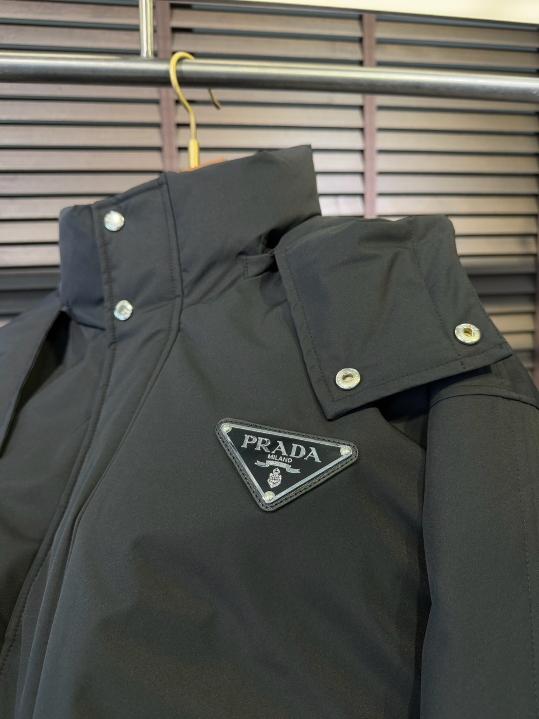 Pra&普拉哒FW2025新款连帽立领羽绒夹克外套。经典款，一件难求。采用原版定制面料，整身充90绒，拼