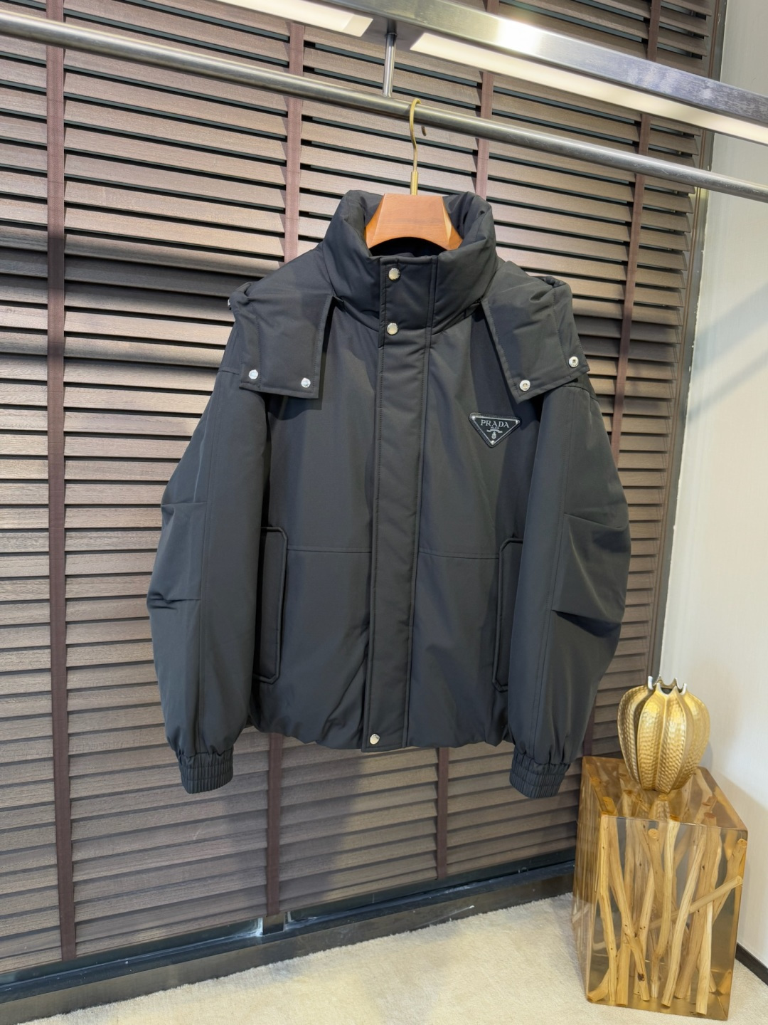 Pra&普拉哒FW2025新款连帽立领羽绒夹克外套。经典款，一件难求。采用原版定制面料，整身充90绒，拼