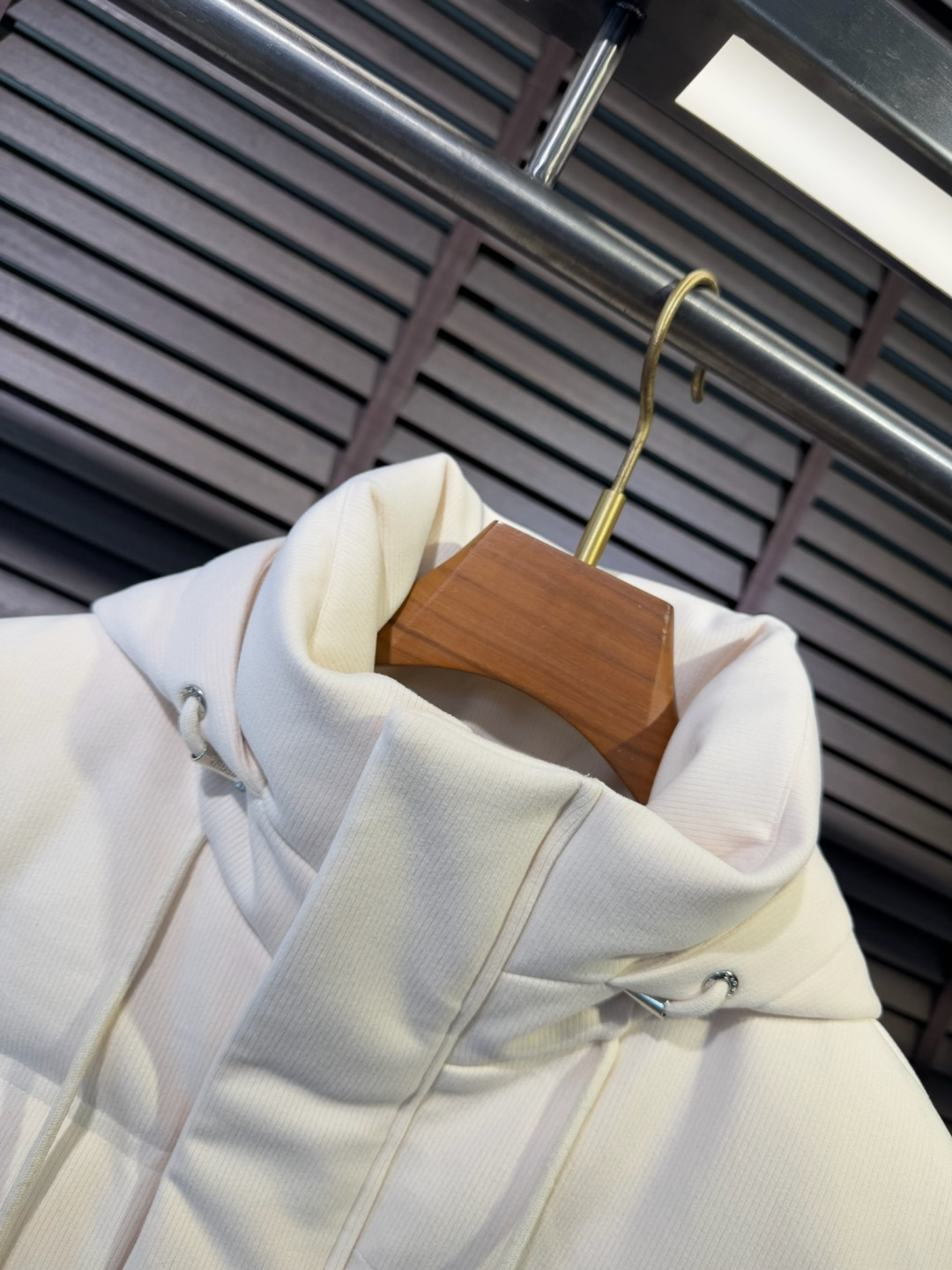 Zegn&杰尼🦷FW2025新款羽绒服。柜子在售款。采用定制高支数灯芯绒面料，抗皱立挺有型，软糯亲肤 上