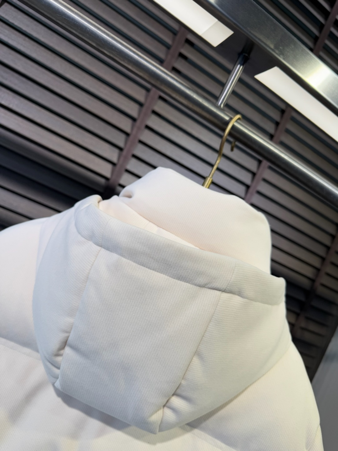 Zegn&杰尼🦷FW2025新款羽绒服。柜子在售款。采用定制高支数灯芯绒面料，抗皱立挺有型，软糯亲肤 上