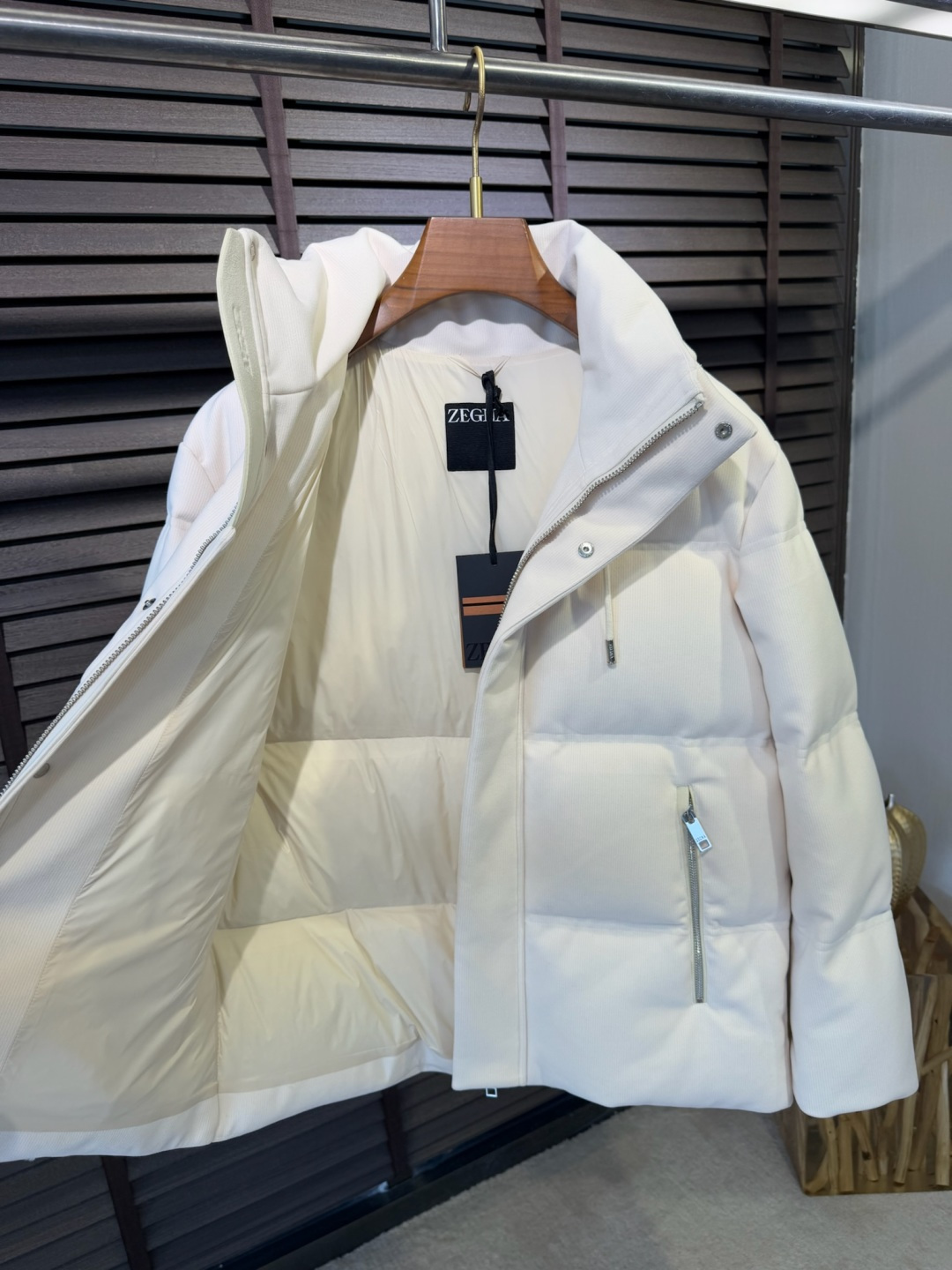 Zegn&杰尼🦷FW2025新款羽绒服。柜子在售款。采用定制高支数灯芯绒面料，抗皱立挺有型，软糯亲肤 上