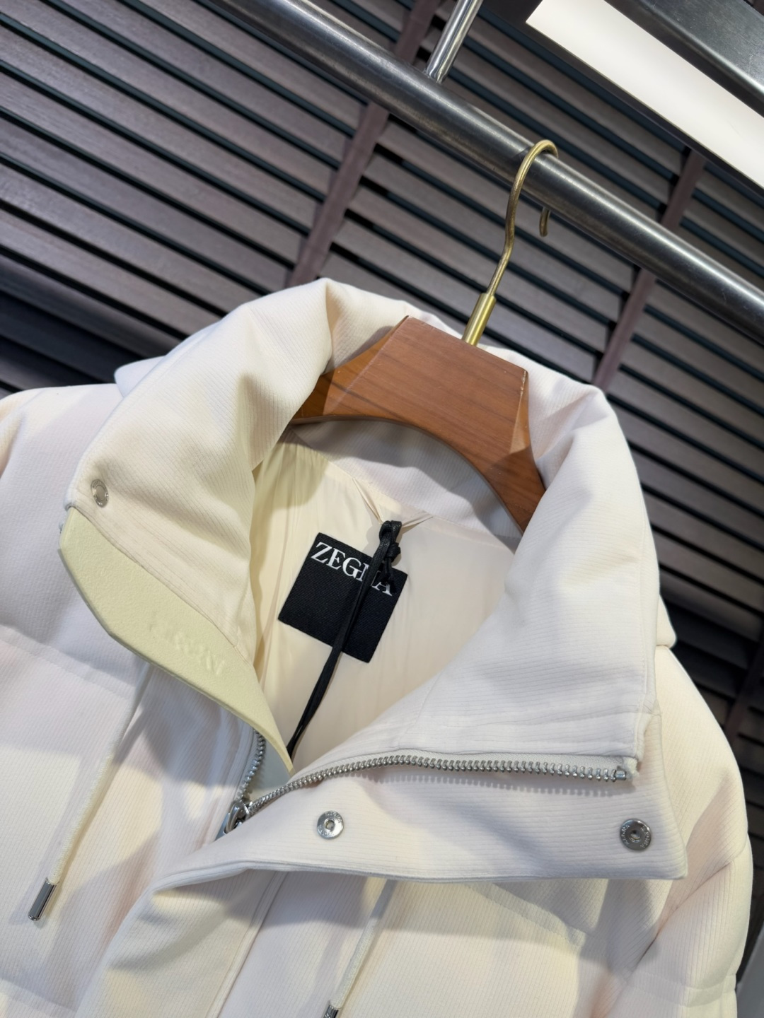 Zegn&杰尼🦷FW2025新款羽绒服。柜子在售款。采用定制高支数灯芯绒面料，抗皱立挺有型，软糯亲肤 上