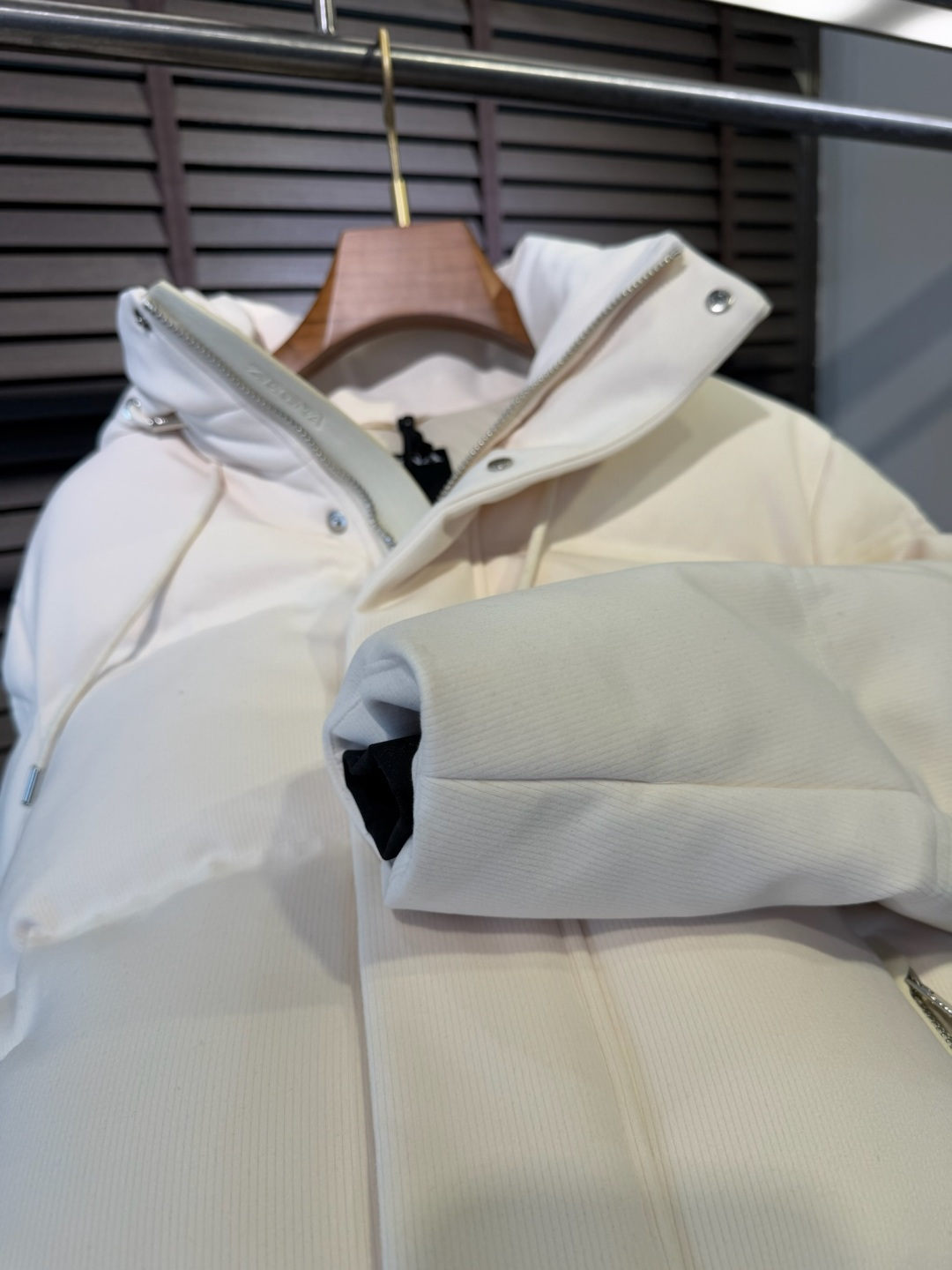 Zegn&杰尼🦷FW2025新款羽绒服。柜子在售款。采用定制高支数灯芯绒面料，抗皱立挺有型，软糯亲肤 上