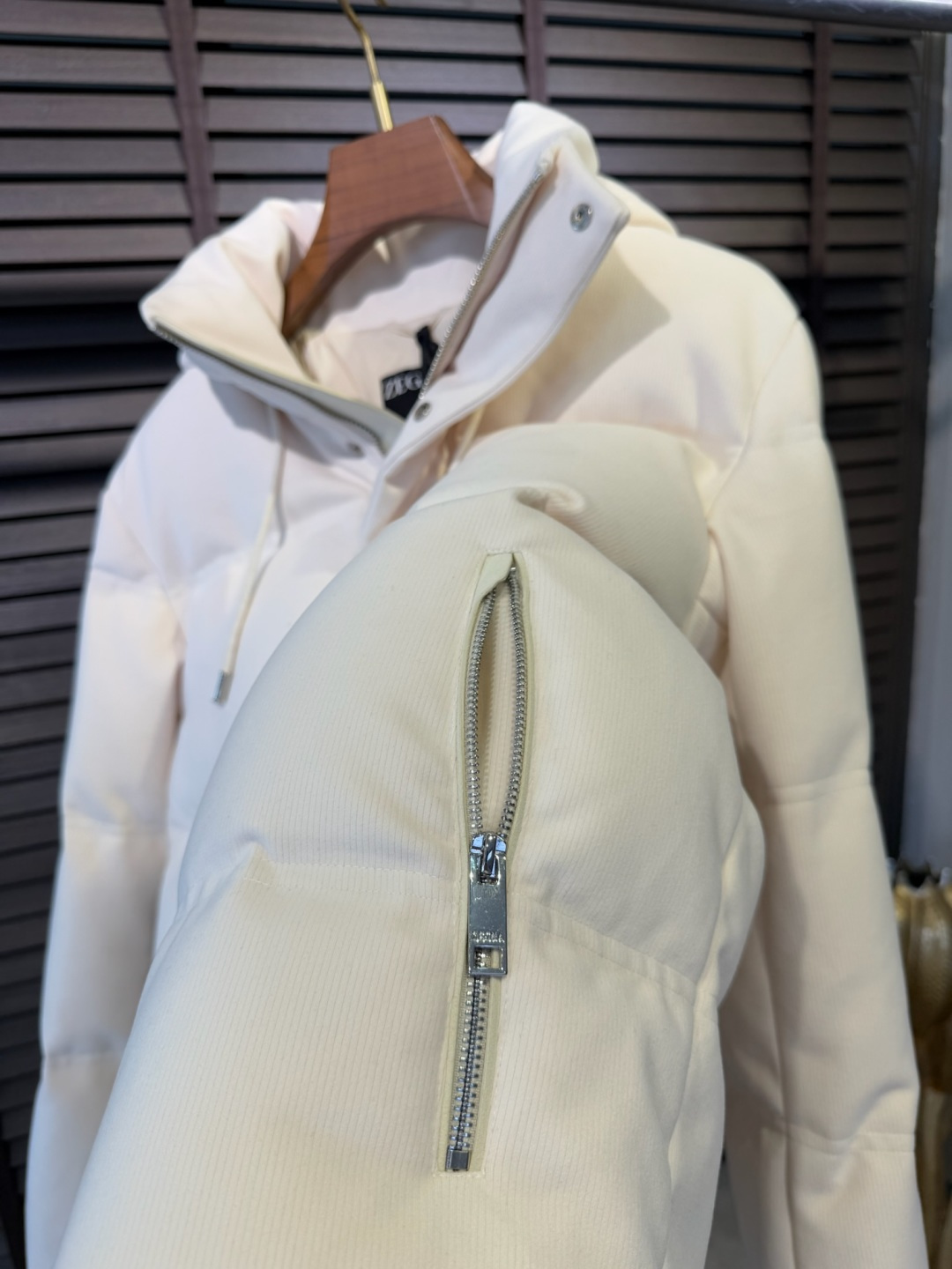 Zegn&杰尼🦷FW2025新款羽绒服。柜子在售款。采用定制高支数灯芯绒面料，抗皱立挺有型，软糯亲肤 上