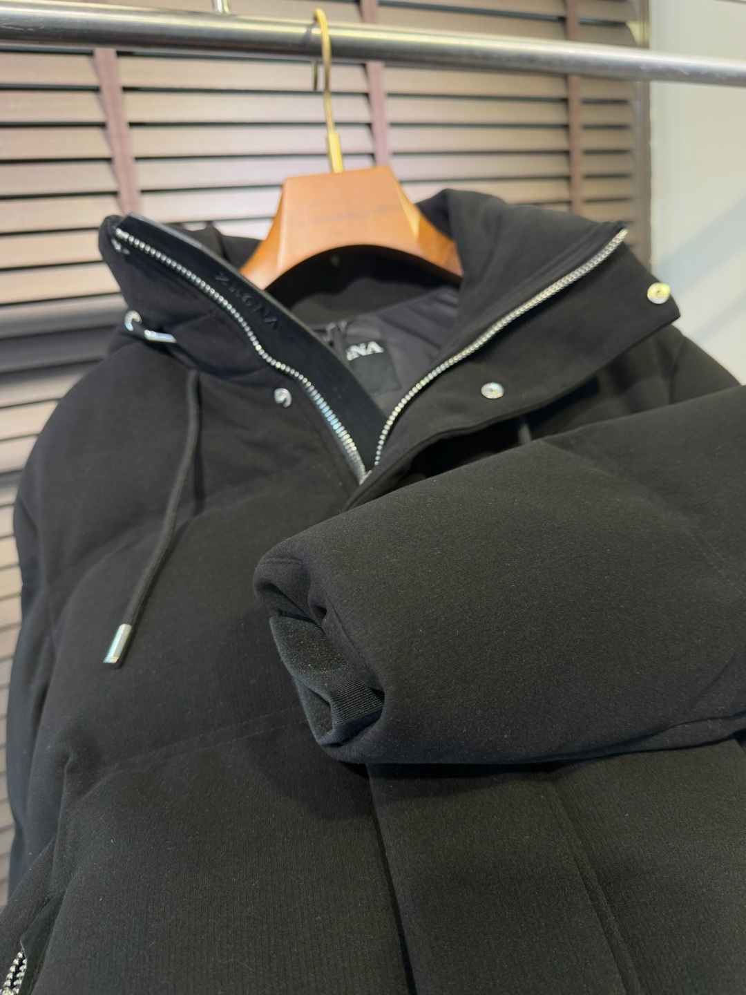 Zegn&杰尼🦷FW2025新款羽绒服。柜子在售款。采用定制高支数灯芯绒面料，抗皱立挺有型，软糯亲肤 上