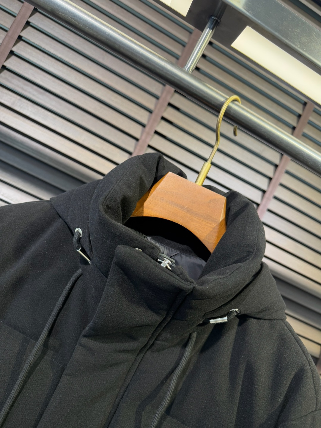 Zegn&杰尼🦷FW2025新款羽绒服。柜子在售款。采用定制高支数灯芯绒面料，抗皱立挺有型，软糯亲肤 上