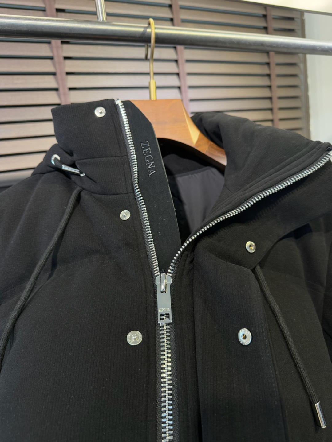 Zegn&杰尼🦷FW2025新款羽绒服。柜子在售款。采用定制高支数灯芯绒面料，抗皱立挺有型，软糯亲肤 上