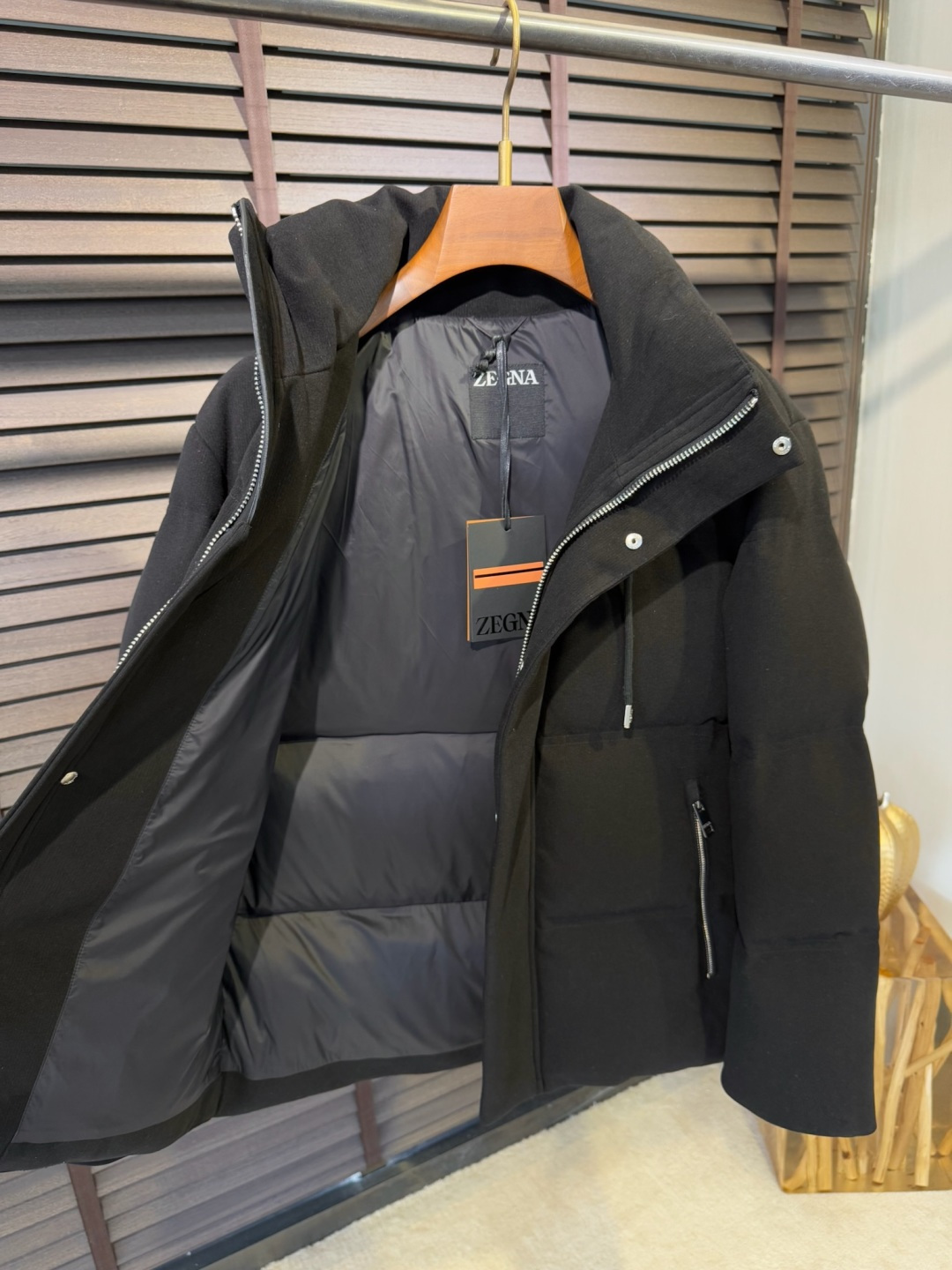 Zegn&杰尼🦷FW2025新款羽绒服。柜子在售款。采用定制高支数灯芯绒面料，抗皱立挺有型，软糯亲肤 上