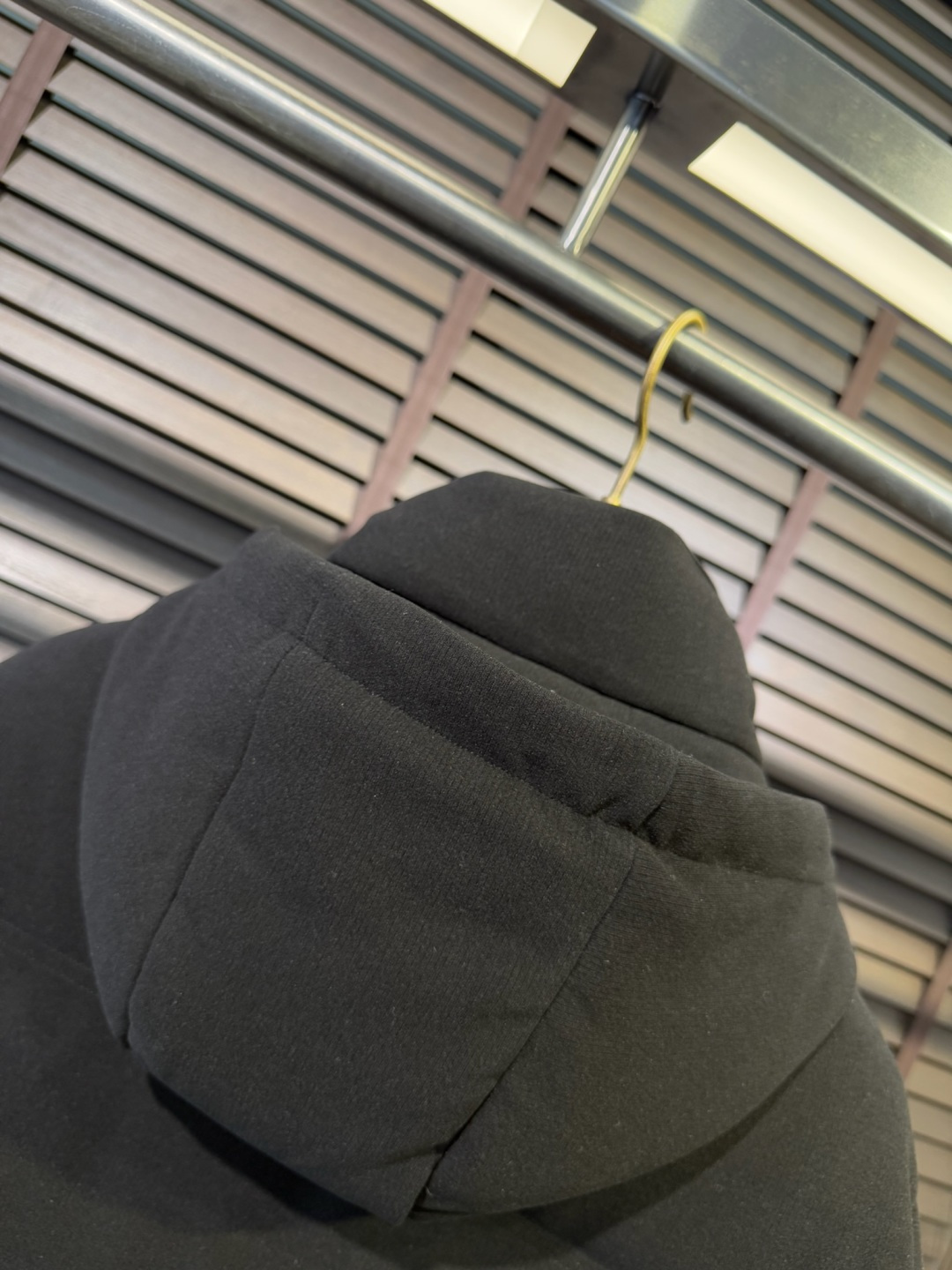 Zegn&杰尼🦷FW2025新款羽绒服。柜子在售款。采用定制高支数灯芯绒面料，抗皱立挺有型，软糯亲肤 上