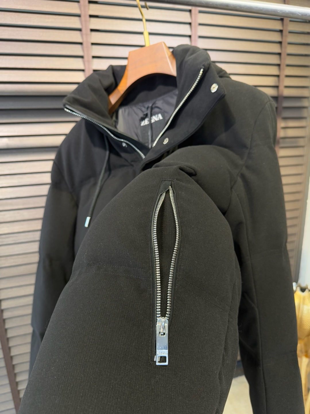 Zegn&杰尼🦷FW2025新款羽绒服。柜子在售款。采用定制高支数灯芯绒面料，抗皱立挺有型，软糯亲肤 上