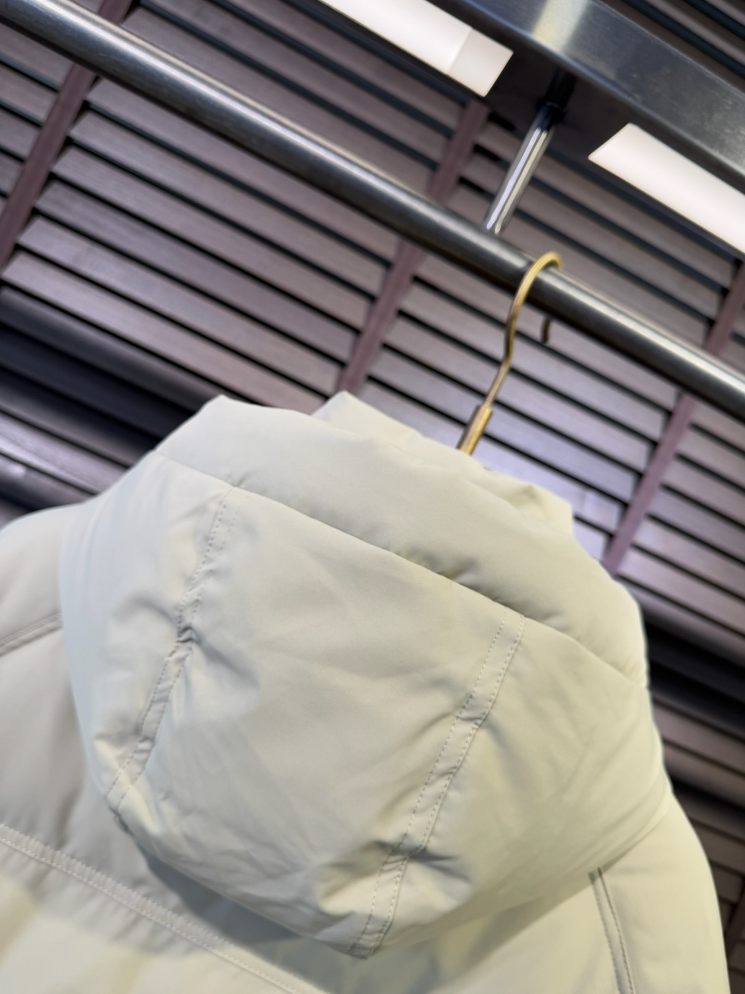 Bur&巴宝粒FW2025冬季新款羽绒服。立领连帽设计，商务与休闲兼并，帽子不可拆卸，适合各种场合穿搭。